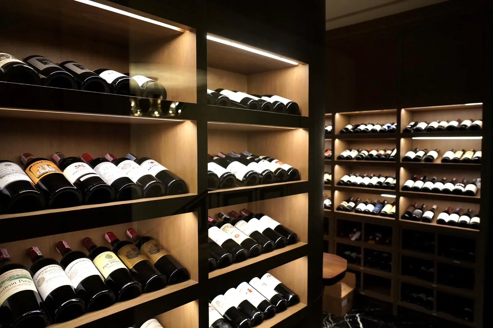 ทีม Sommelier คัดเลือกรายการไวน์มาจากหลากหลายแหล่งทั่วโลกนำเสนอมาในราคาที่เหมาะสมกับระดับของตัวร้าน