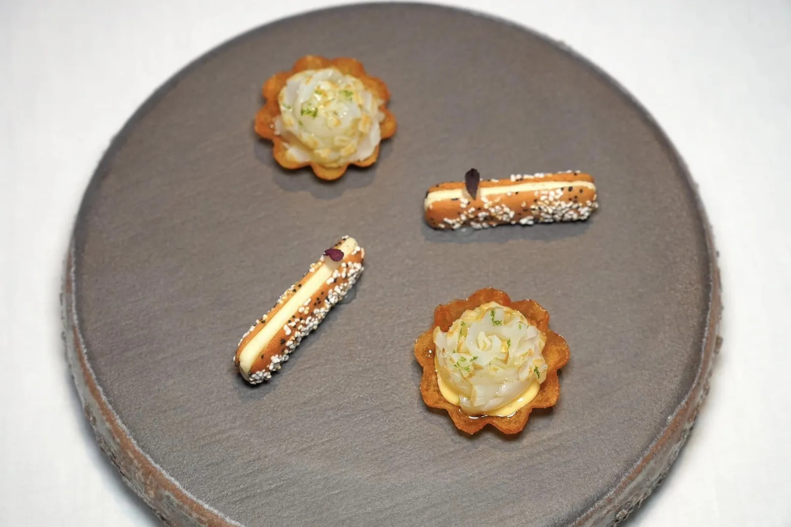 Potato Tart / Grilled Cuttlefish เริ่มต้น Amuse-bouche ด้วยทาร์ตมันฝรั่งที่บรรจุ Emulsion ของ Bay Leaf หอม ๆ เพิ่มมิติทางเนื้อสัมผัสด้วยการใส่องค์ประกอบของหมึกกระดองย่างนุ่มหนึบลงไป (18/20) Lardo Butter / Amaranth & Poppy Seed Cracker ชิ้นข้างกันคือแครกเกอร์กรอบที่เตรียมมาจาก Amaranth และเมล็ด Poppy Seed ตรงกลางคือเนยที่เตรียมมาจาก Lardo หรือไขมันหมูนั่นเอง (18/20)