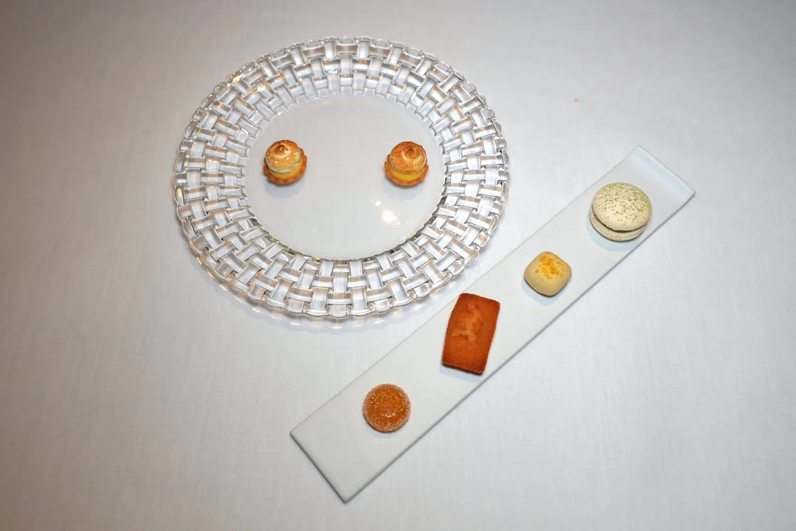 Petits Fours ปิดท้ายมื้ออาหารด้วย Lemon Tart, Matcha-Strawberry Macaron, White Chocolate with Passionfruit & Mango, Ginger Financier และ Pineapple Jelly