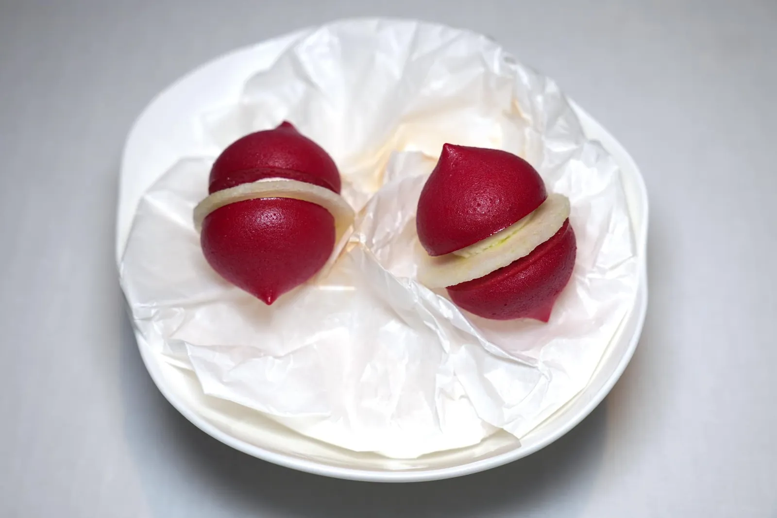Beetroot Macaron / Goat Cheese / Aged Balsamico / Apple มาการองกรอบที่ได้สีแดงสดใสมาจากบีทรูท ตรงกลางมีความมันที่ได้จากชีสนมแพะและความกรอบของชิ้นแอปเปิ้ลเขียวฝานมาบาง ๆ ช่วยเติมแต่งเนื้อสัมผัสให้ครบถ้วนสมบูรณ์มากยิ่งขึ้น (18/20)