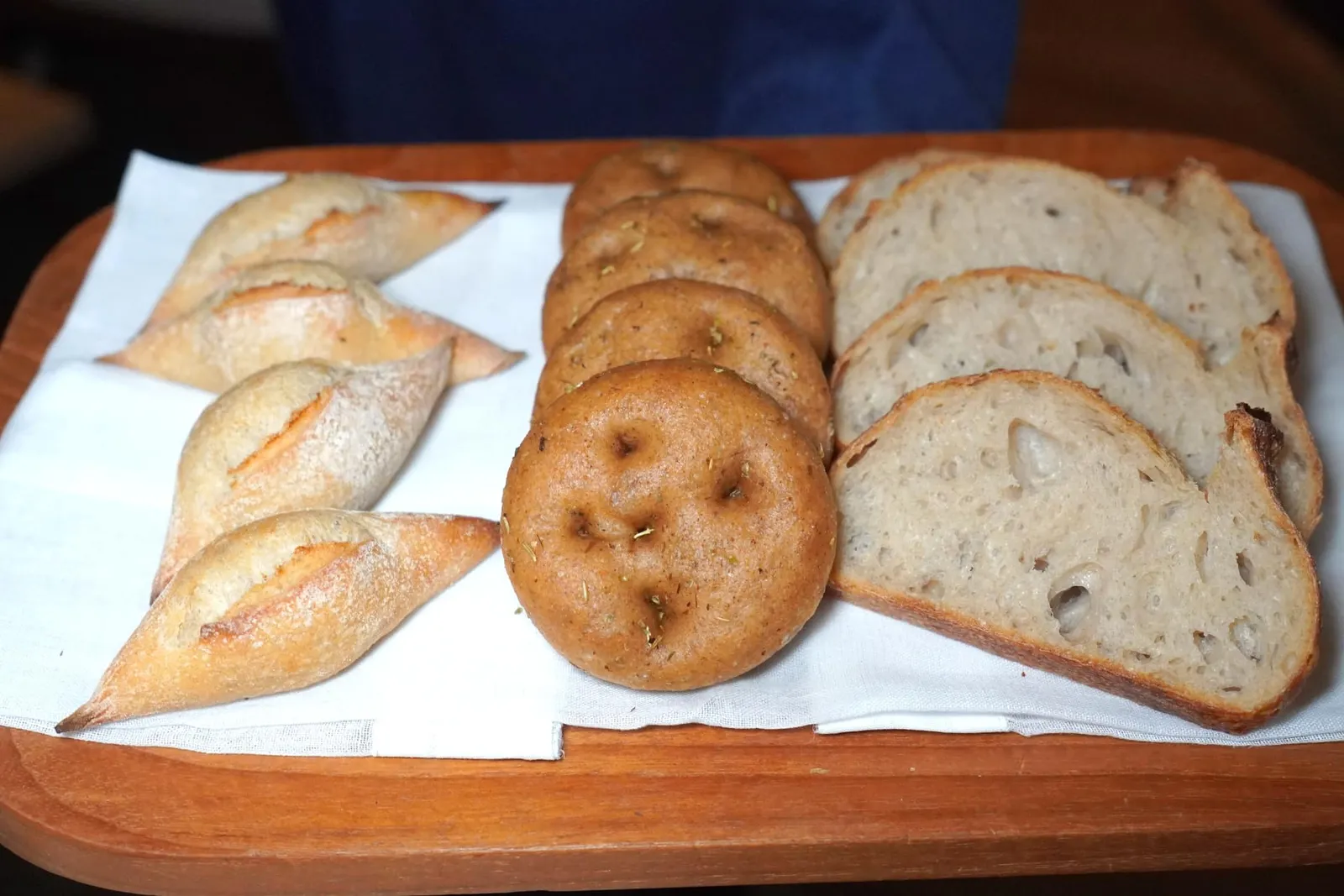 Bread จากนั้นพนักงานนะนำเสิร์ฟขนมปังอีก 3 ชนิด