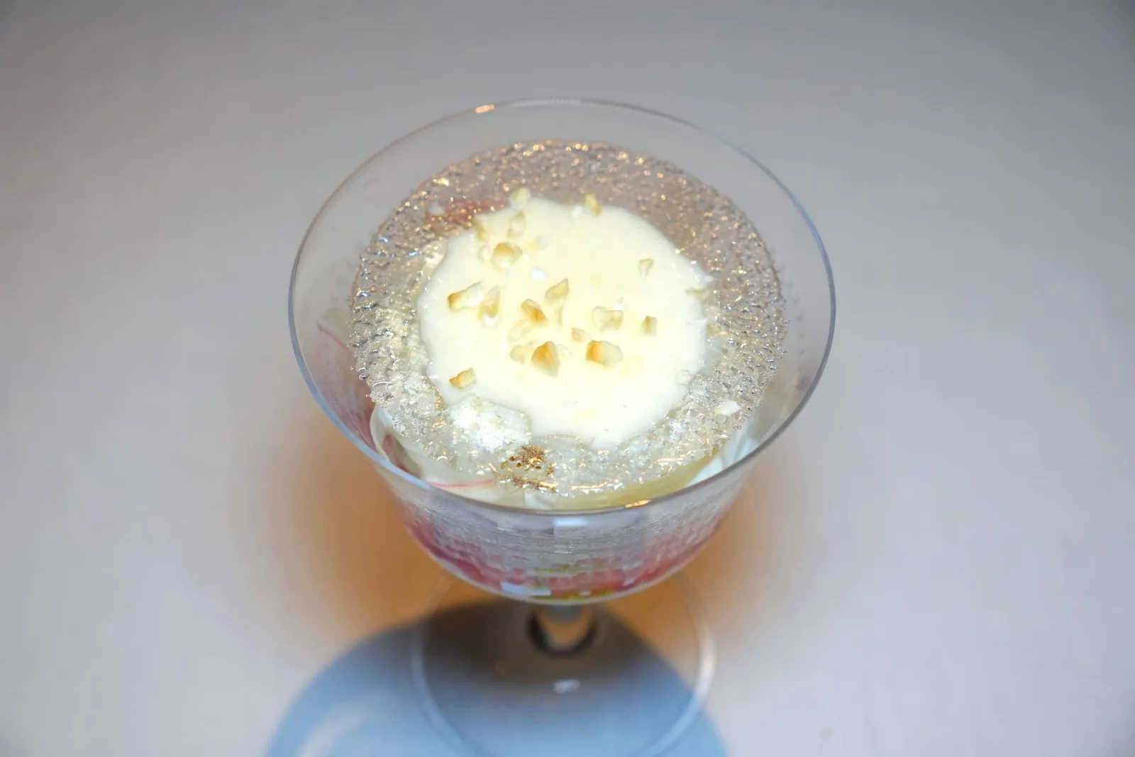 Yogurt Mousse / Strawberry / Rhubarb / Lovage / Strawberry & Rhubarb Sorbet / Yogurt Foam ไอศกรีมรูบาร์บและสตรอว์เบอร์ร่่จับคู่กันกับองค์ประกอบของผลสตรอว์เบอร์รี่ เชฟตัดรสชาติด้วยความเปรี้ยวนิด ๆ ของมูสและโฟมโยเกิร์ต ด้านบนคือแผ่น Tuile กรอบ ๆ ที่เตรียมมาจากโยเกิร์ตเช่นกัน (17/20)