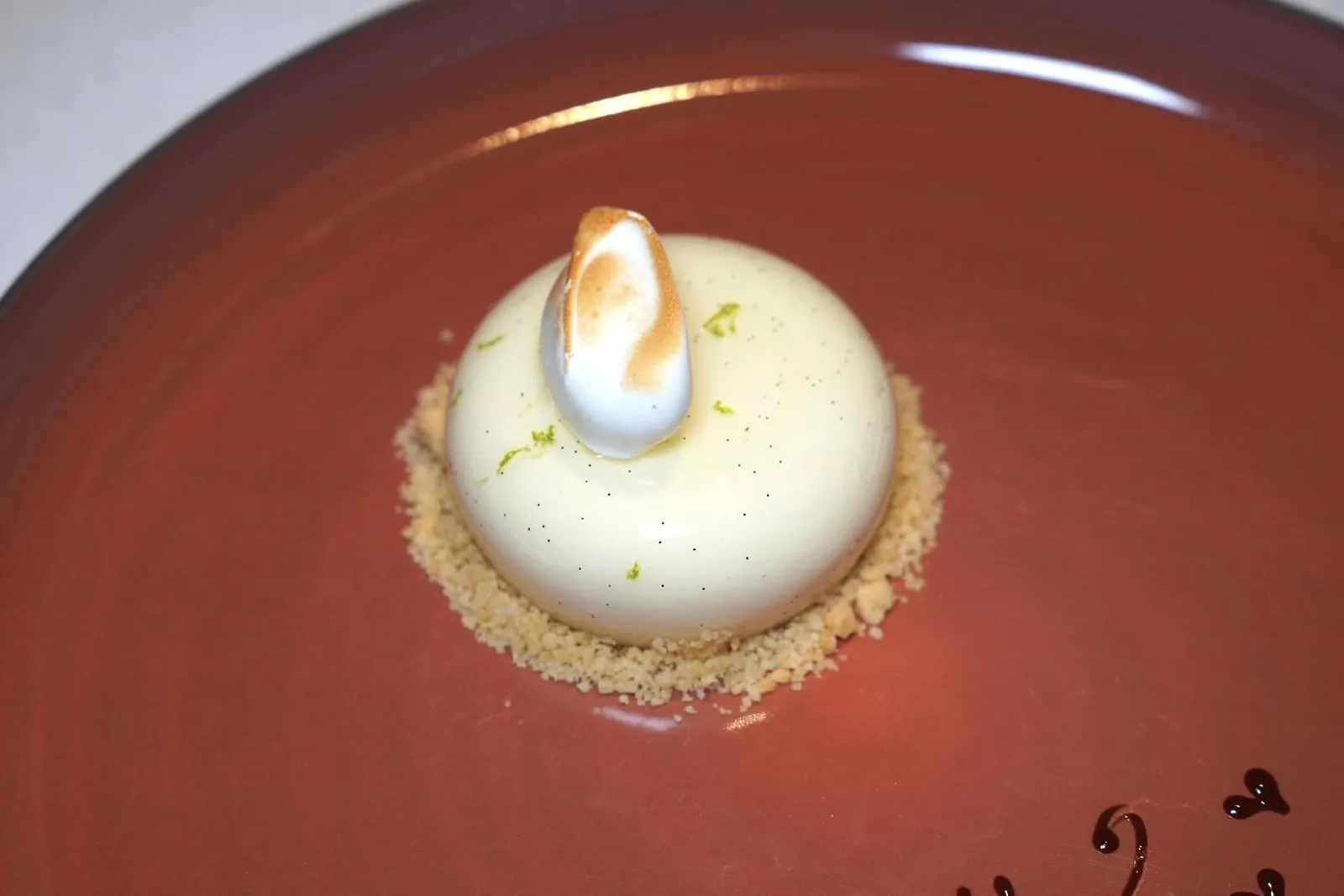 Vanilla & Almond Mousse สำหรับใครที่ไปเฉลิมฉลองในโอกาสพิเศษจะได้ขนมจานพิเศษคือ Vanilla & Almond Mousse ขนาบข้างด้วยครัมเบิ้ล ด้านบนท็อปด้วยชิ้นเมอแรงก์กรอบ ๆ ละลายในปาก