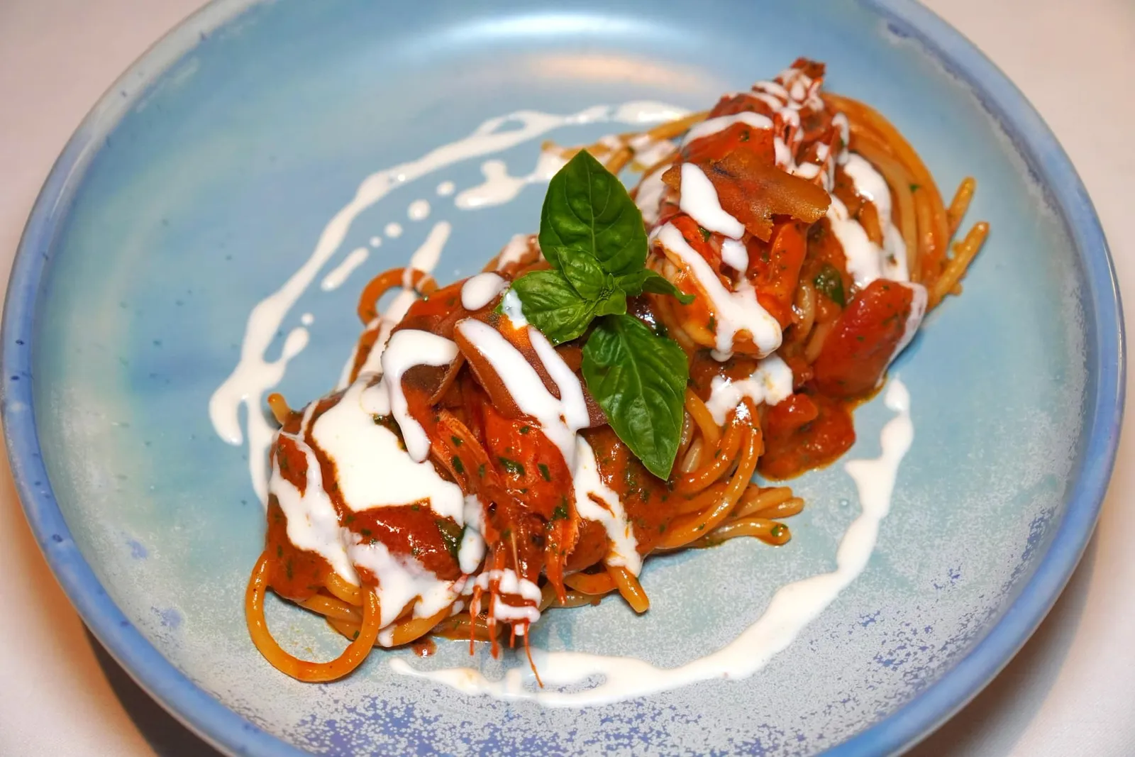 Spaghetti Coastiera (1,290++) Red Prawn, Mullet Roe, Buffalo Mozzarella Sauce, Tomato เชฟเริ่มต้นจัดวางพาสต้าลงจานแล้วเทราดซอส Mozzarella นมควายลงไปช่วยเพิ่มความครีมมี่ได้อย่างลงตัว จานนี้เราสามารถสัมผัสได้ถึงความเปรี้ยวอุมามิของมะเขือเทศ ความครีมมี่ของไข่ปลา ความหอมและขมอย่างมีมิติของหัวกุ้งแดงผสานเข้าด้วยกันเป็นหนึ่งเดียวได้อย่างไร้ที่ติ