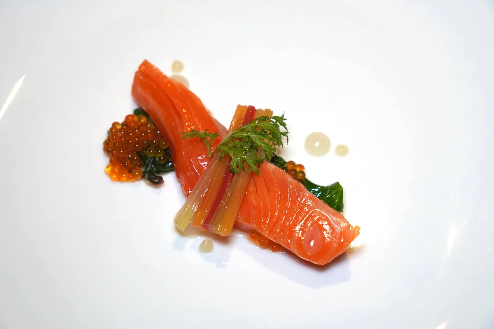 “Wild Sakura” Trout / “Rainbow” Swiss Chard / Coconut Milk / Wasabi ปลา Sakura Touut นำเข้ามาจากประเทศญี่ปุ่น เชฟเตรียมมาอย่างดีให้เนื้อสัมผัสที่ละมุนจนแทบจะละลายในปากแต่กลับไร้ซึ่งไขมันที่จะก่อให้เกิดความเลี่ยน ข้างกันคือไข่ปลาเทร้าต์คุณภาพสูงเคี้ยวกรอบแต่ไม่มีกลิ่นคาวจับคู่กับผัก Swiss Chard หลากสีจากจังหวัดเชียงใหม่ องค์ประกอบของ Yuzu Gel และ Lime Gel ช่วยเติมแต่งรสชาติเปรี้ยวมาตัดความมันของเนื้อปลา (18/20)
