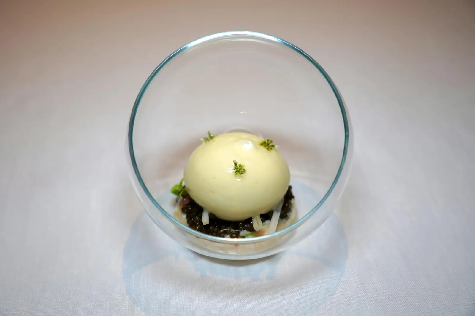 Brittany Brown Crab / Caviar / Pineapple Emulsion ปู Brown Crab นำเข้าจากแคว้น Brittany ประเทศฝรั่งเศสให้ความหอมสดชื่นจับคู่กับ Celeriac ที่หั่นแบบ Julienne มาเพื่อให้เกิดความกรอบ เลเยอร์ตรงกลางคือ Kristal Caviar เสริมกลิ่นอายของมหาสมุทรให้แทรกอยู่ในทุกคำที่เราสัมผัส องค์ประกอบด้านบนคือ Emulsion ที่เตรียมมาจากสับปะรดให้รสเปรี้ยวเล็กน้อยมาช่วยสร้างมิติทางรสชาติที่ตรงกับความหวานของเนื้อปูได้อย่างไร้ที่ติ (18/20)