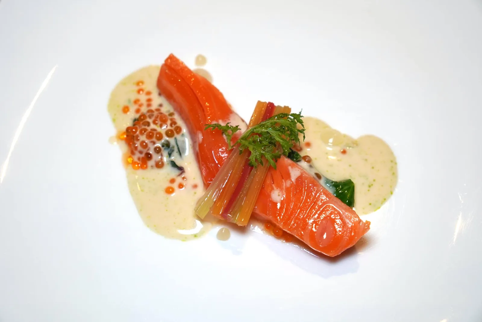 “Wild Sakura” Trout / “Rainbow” Swiss Chard / Coconut Milk / Wasabi จากนั้นพนักงานจะเทราดซอสอุ่น ๆ ที่เตรียมขึ้นมาจากกะทิพร้อมกบอโรมาเฉพาะตัวของน้ำมันผักชีลาวลงไปในจานเป็นอันพร้อมชิม (18/20)