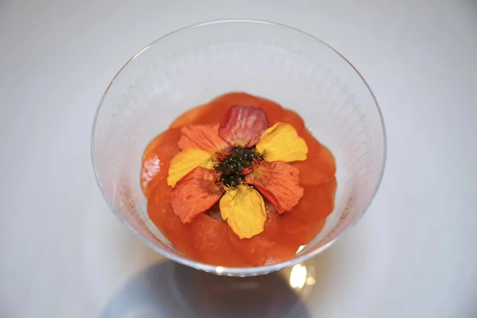 Hamachi “Tartare” / Caviar / Raw Red Papaya ปลา Hamachi นำเข้าจากประเทศญี่ปุ่น เชฟสับมาจนเกือบละเอียดในลักษณะของ Tartare ให้ความหอมมันของเนื้อปลาชั้นดีตัดกันกับเนื้อสัมผัสของมะละกอดิบฝานบางให้ความกรอบแต่ไร้ซึ่งความกระด้าง ตรงกลางคือ Caviar ชั้นดีเติมแต่งกลิ่นของจานนี้ให้สมบูรณ์แบบมากยิ่งขึ้น (17/20)