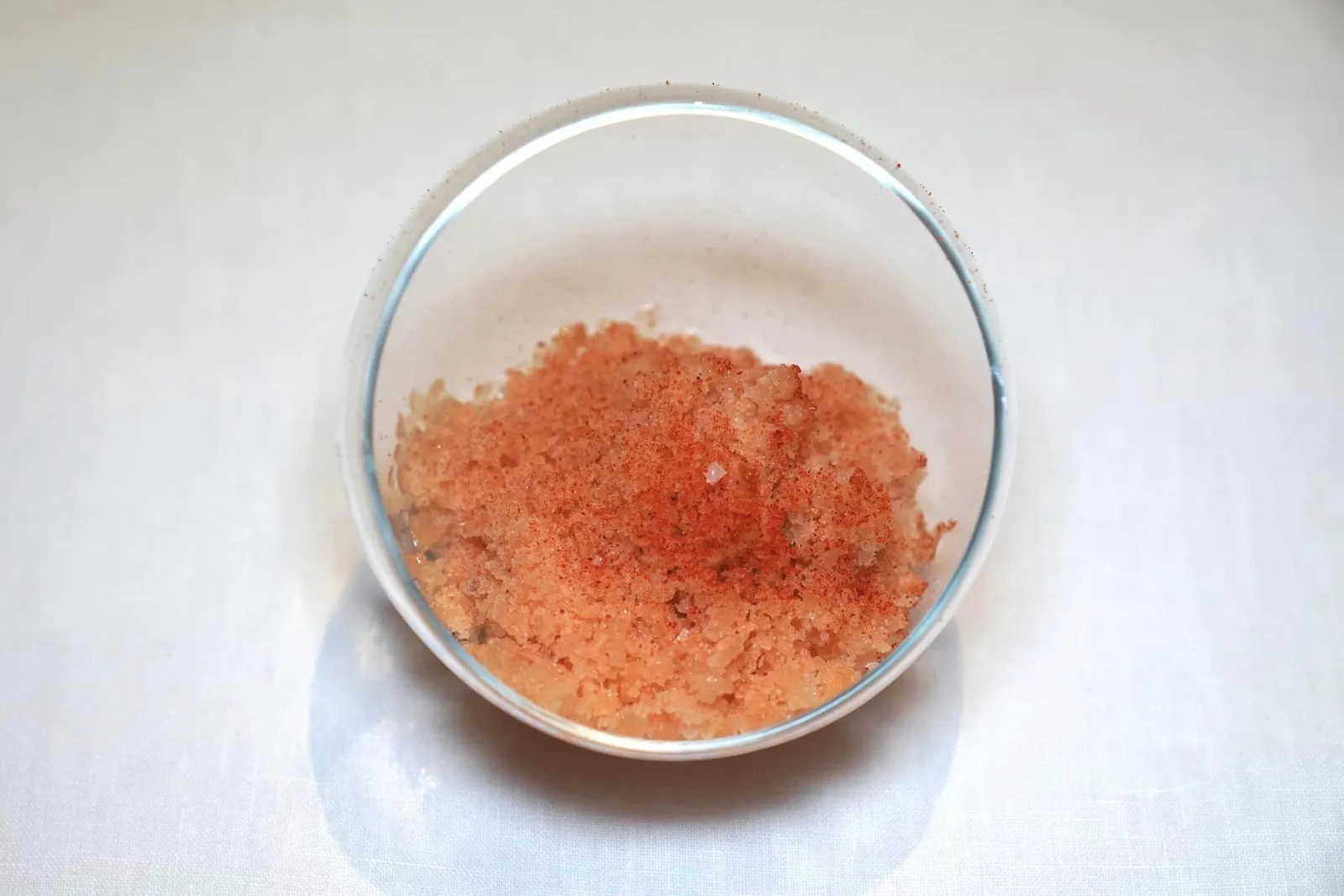 Guava / Guava Granité / Apple-Ginger Sorbet ล้างปากด้วยคอร์สที่เชฟ Mauro Colagreco ได้รับแรงบันดาลใจจากฝรั่งจิ้มพริกเกลือในตลาดอัมพวาก่อนจะนำเสนอมาเป็นกรานิต้าฝรั่งสีชมพูตัดรสชาติกันกับซอร์เบท์แอปเปิ้ลเขียว ด้านล่างรองด้วยองค์ประกอบของซิตรัส Yuzu หอม ๆ เสริมด้วยความเผ็ดที่ลงตัวของผงพริกและเกลือ (17/20)