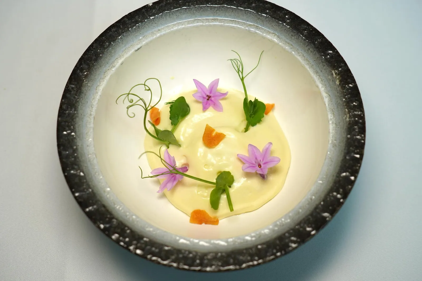 🥄 AMUSE BOUCHE โฟมมันฝรั่งให้เนื้อสัมผัสเบาและนุ่มละมุนรองด้านล่างด้วยปลา Mackerel และถั่ว Green Pea หวานละมุน (13/20)