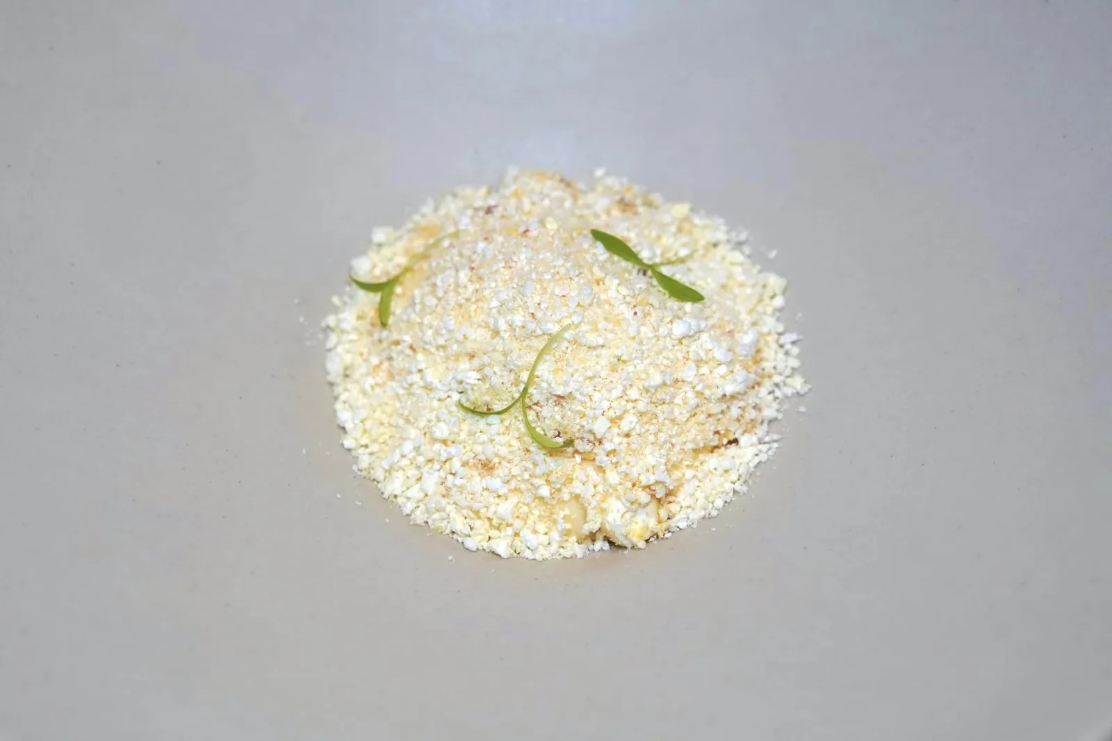 Coriander / Mascarpone / Popcorn Powder ของหวานจานนี้เป็นผสมผสานกันอย่างน่าทึ่งของผักชีและป็อบคอร์นซึ่งเป็นสองสิ่งที่ดูแล้วไม่น่าจะเข้ากันได้ องค์ประกอบแรกคือไอศกรีมผักชีที่มีกบลิ่นเฉพาะตัวแต่ไม่แรงจนเกินไปบาลานซ์รสชาติด้วยความครีมมี่ของชีส Mascarpone ด้านบนโรยด้วยผงป็อบคอร์นทั้งกรอบ หอม และให้รสเค็มนิด ๆ (18/20)