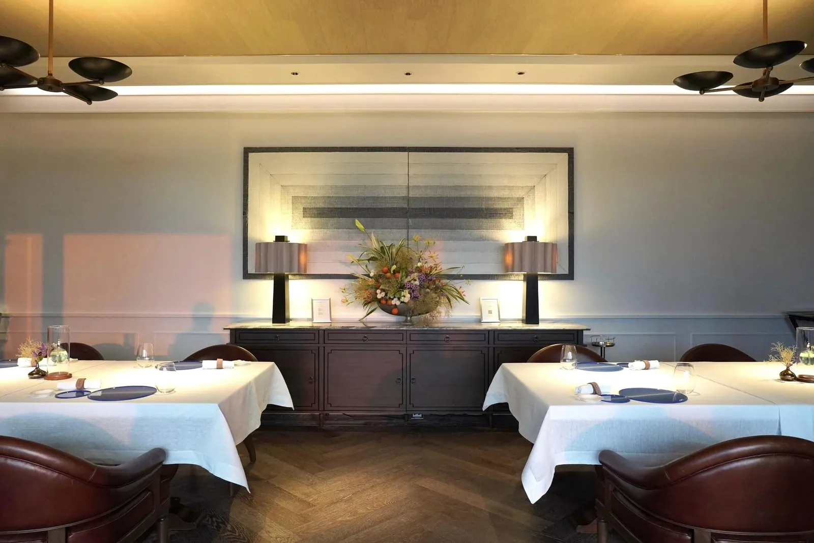 เชฟ Mauro Colagreco ตัดสินใจเลือกใช้อาคารเก่าในเมือง Menton เพื่อพัฒนาเป็นห้องอาหาร Mirazur โดยเปิดทำการเป็นครั้งแรกในปี 2006 ตัวร้านได้รับรางวัล Revelation of the Year จาก Gault et Millau ภายในระยะเวลาเพียง 6 เดือนต่อด้วยรางวัล 🌟 1 MICHELIN Star และ Chef of The Year จาก Gault et Millau ในปี 2009 สร้างประวัติศาสตร์เป็นเชฟชาวต่างชาติคนแรกที่สามารถคว้ารางวัลอันทรงเกียรตินี้จาก Gault et Millau มาครอง