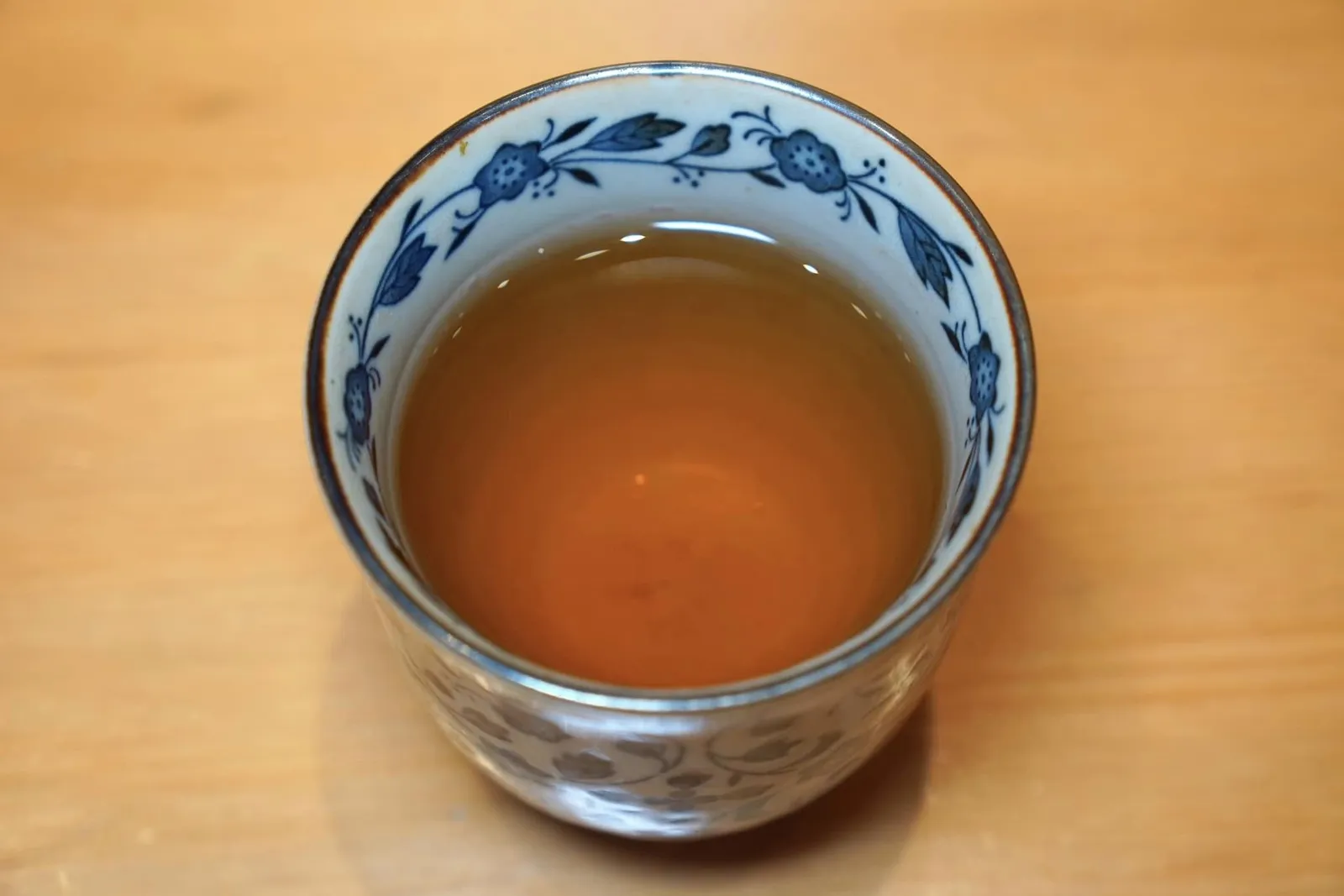 Hojicha จากนั้นพนักงานจะเสิร์ฟดื่มชา Hojicha กันอีกเพื่อล้างปาก
