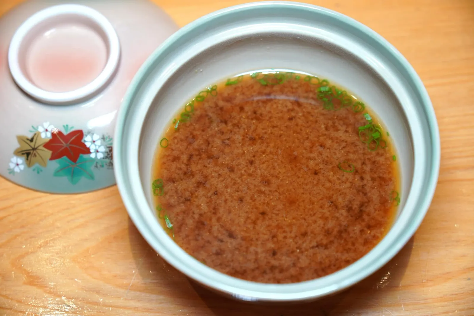 SOUP Dashi miso soup ปิดท้ายอาหารคาวด้วย ”ดาชิ มิโสะ” หรือซุปมิโสะแดงรสชาติเข้มข้น หอมกลิ่นเต้าเจี้ยว แนะนำให้รีบซดขณะยังร้อน ๆ โดยความเค็มของตัวซุปสามารถช่วยล้างรสชาติของปลาและหอยต่าง ๆ ไปได้อย่างหมดจด