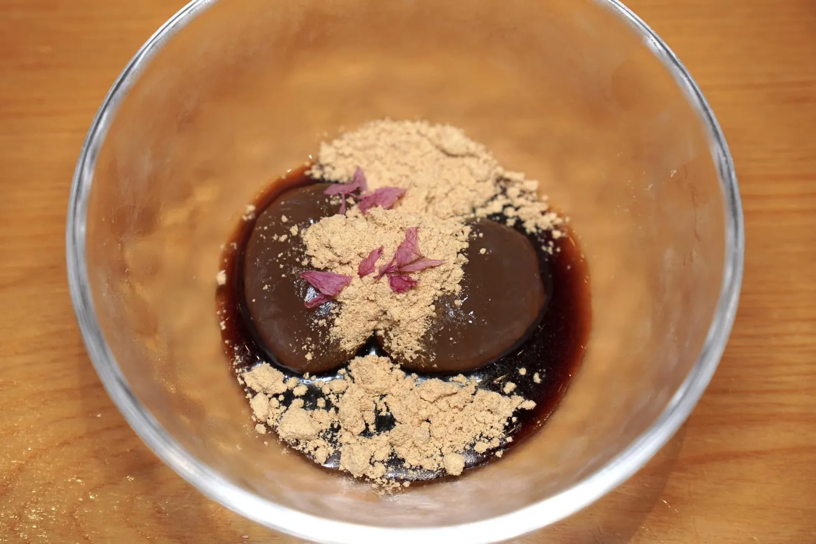 WARABI MOCHI Japanese traditional dessert ปิดท้ายด้วยขนมหวานซิกเนเจอร์ของทางร้านอย่าง “วาราบิ โมจิ” โดยเชฟจะมาทำขนมโมจิให้ชมกันสด ๆ ที่หน้าเคาน์เตอร์เลยทีเดียว วาราบิโมจินุ่มหนึบ เคี้ยวง่ายไม่ติดฟัน ให้รสหวานหวานกลมกล่อม และเนื่องจากแป้งที่เตรียมเอาไว้ใช้เสิร์ฟได้แบบรอบต่อรอบ ทางร้านจึงมีข้อเสนอให้ลูกค้าสามารถเติมขนมได้เรื่อย ๆ ไม่อั้นจนกว่าแป้งจะหมด สุดยอดมาก ๆ