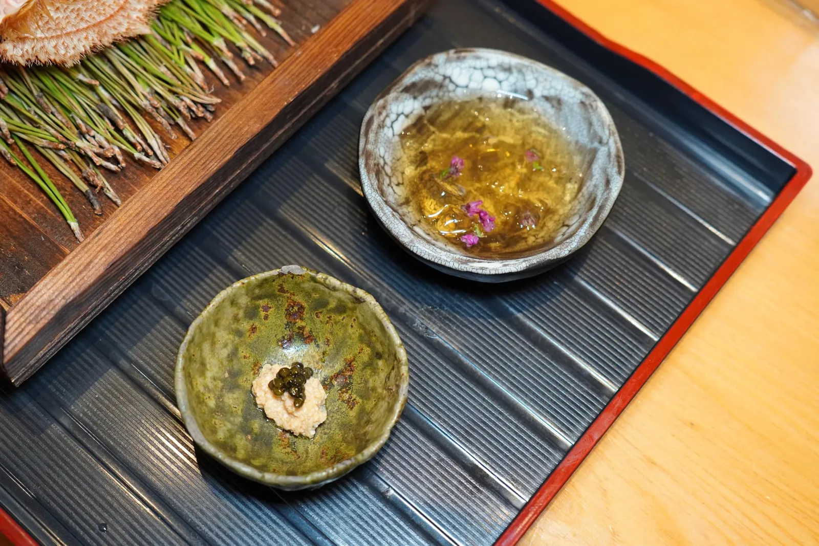 KEGANI Hairy crab from Miyaki with totatsu jelly and ‘miso kani’ ข้างกันคือคานิมิโสะหรือซอสมันปูท็อปด้วย Oscietra Caviar อีกฝั่งหนึ่งคือ TotatsunJelly ให้รสเปรี้ยวม่วยดึงความหวานโดยธรรมชาติของเนื้อปูได้อย่างพอเหมาะ