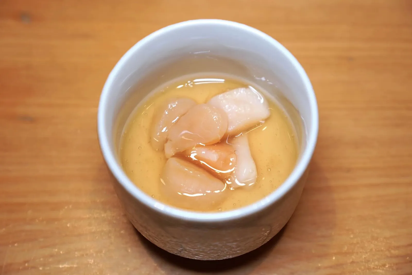 KOBASHIRA CHAWANMUSHI Japanese egg custard with adductor muscle of surf clam from Hokkaido เริ่มต้นคอร์สแรกด้วย “ชาวานมูชิ” ไข่ตุ๋นญี่ปุ่น ร้อน ๆ เนื้อละมุน ๆ โดยมี Kobashira หรือส่วนกล้ามเนื้อของหอย Aoyagi เคี้ยวเด้งสู้ฟันใส่มาเป็นวัตถุดิบสำคัญ