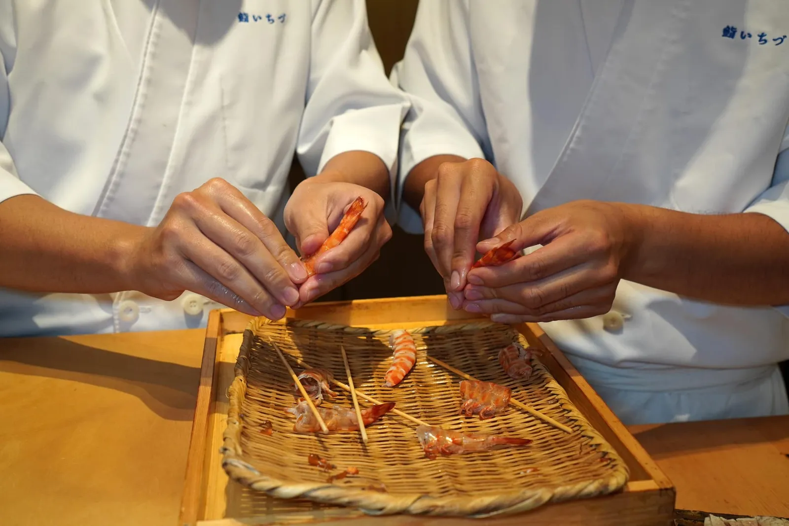 KURUMA EBI Tiger shrimp from Kagoshima ถัดมาคือ “คุรุมะเอบิ” หรือกุ้งลายเสือเป็น ๆ นำเข้าจากจังหวัด Kagoshima เชฟนำไปย่างแล้วแกะด้วยความคล่องแคล่ว