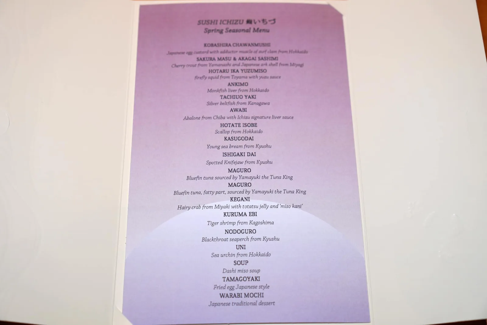 ทางร้านนำเสนอเซ็ตเมนู 3 แบบคือ Nigiri Course (4,000++/p) ที่จะเน้นเสิร์ฟนิงิริซูชิเป็นหลัก ถัดมาคือ Mini Omakase Course (6,000++/p) สำหรับเพื่อน ๆ ที่อยากลองทานเมนู Signature ต่าง ๆ สุดท้ายคือ Omakase Course (8,000++/p) ซึ่งจะมีอาหารเรียกน้ำย่อยรวมไปถึงวัตถุดิบพรีเมี่ยมอย่าง Kegani, Ankimo และ Awabi เพิ่มเติมขึ้นมา