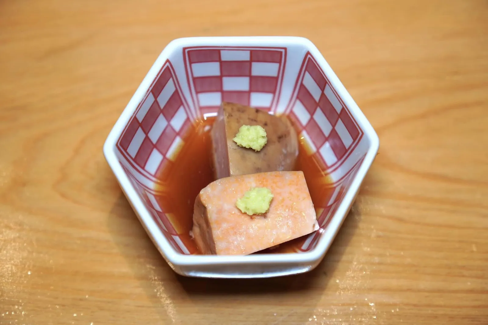ANKIMO Monkfish liver from Hokkaido มาถึงวัตถุดิบพรีเมี่ยมที่เรารอคอยอย่าง “อังกิโมะ” หรือตับปลา Monkfish เชฟนำตับปลาไปล้างน้ำเปล่าโดยเปิดให้น้ำไหลผ่านนาน 3-4 ชั่วโมงเพื่อล้างกลิ่นออกจนหมด จากนั้นจึงต้มกับซอสสูตรพิเศษจนได้ที่ ด้านบนทอปด้วยวาซาบิสด คลุกซอสกับตับปลาให้ทั่วแล้วทานเป็นชิ้น ๆ ตัวปลามีความหอม นุ่ม ครีมมี่ สมกับฉายาอัญมณีแห่งท้องทะเล น้ำซอสรสหวานกลมกล่อมตัดด้วยความเผ็ดเบา ๆ จากวาซาบิ ทุกองค์ประกอบที่ใส่มาเข้ากันได้อย่างไร้ที่ติ