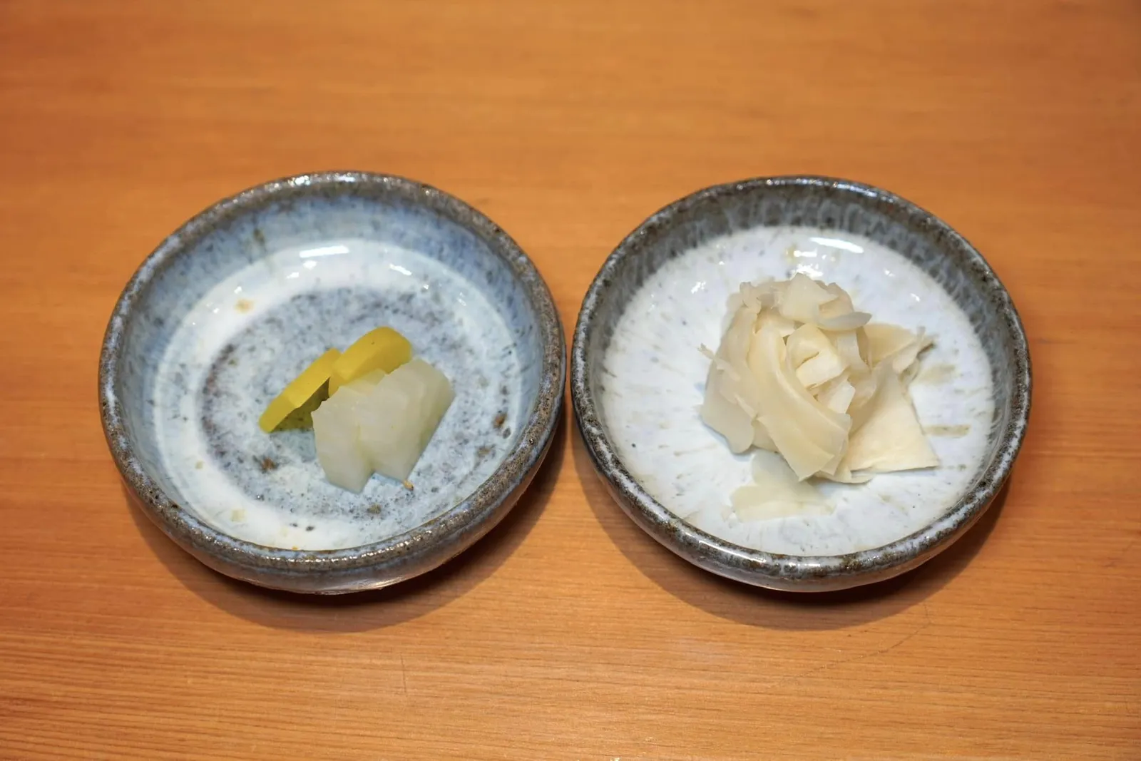 TAKUWAN & GARI ทางร้านเสิร์ฟหัวไชเท้าดองมาสองรูปแบบโดยชิ้นสีขาวคือหัวไชเท้าที่นำไปดองกับข้าวส่วนสีเหลืองคือหัวไชเท้าที่ดองกับโชยุ ส่วนขิงดองถูกแล่เป็นแผ่นขนาดเท่ากัน มีความกรอบ ทานง่าย กลิ่นไม่ฉุนและไม่เผ็ดจนเกินไป