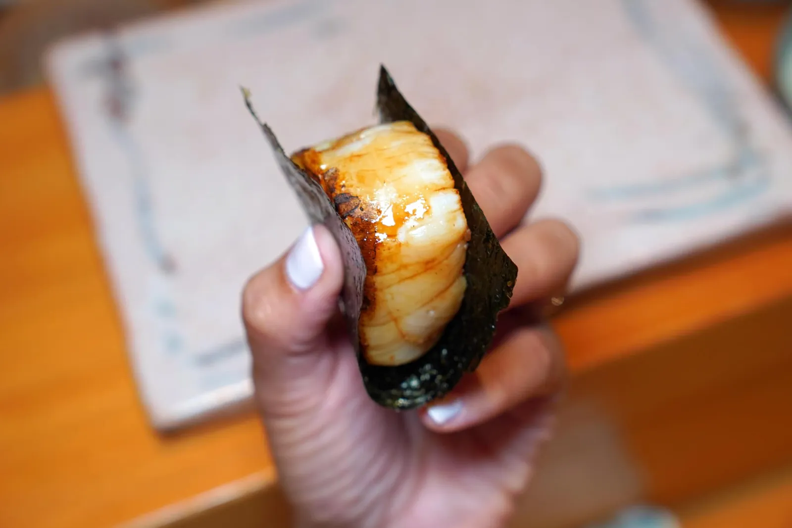 HOTATE ISOBE Scallop from Hokkaido “โฮตาเตะ” หรือหอยเชลล์ยักษ์ย่างด้วยถ่านจนสุก เนื้อหอยนุ่มหวาน ผิวชั้นนอกเคลือบด้วยซอสรสเลิศ เชฟห่อกับสาหร่ายมาเพื่อช่วยเพิ่มมิติทางเนื้อสัมผัสที่ลงตัว