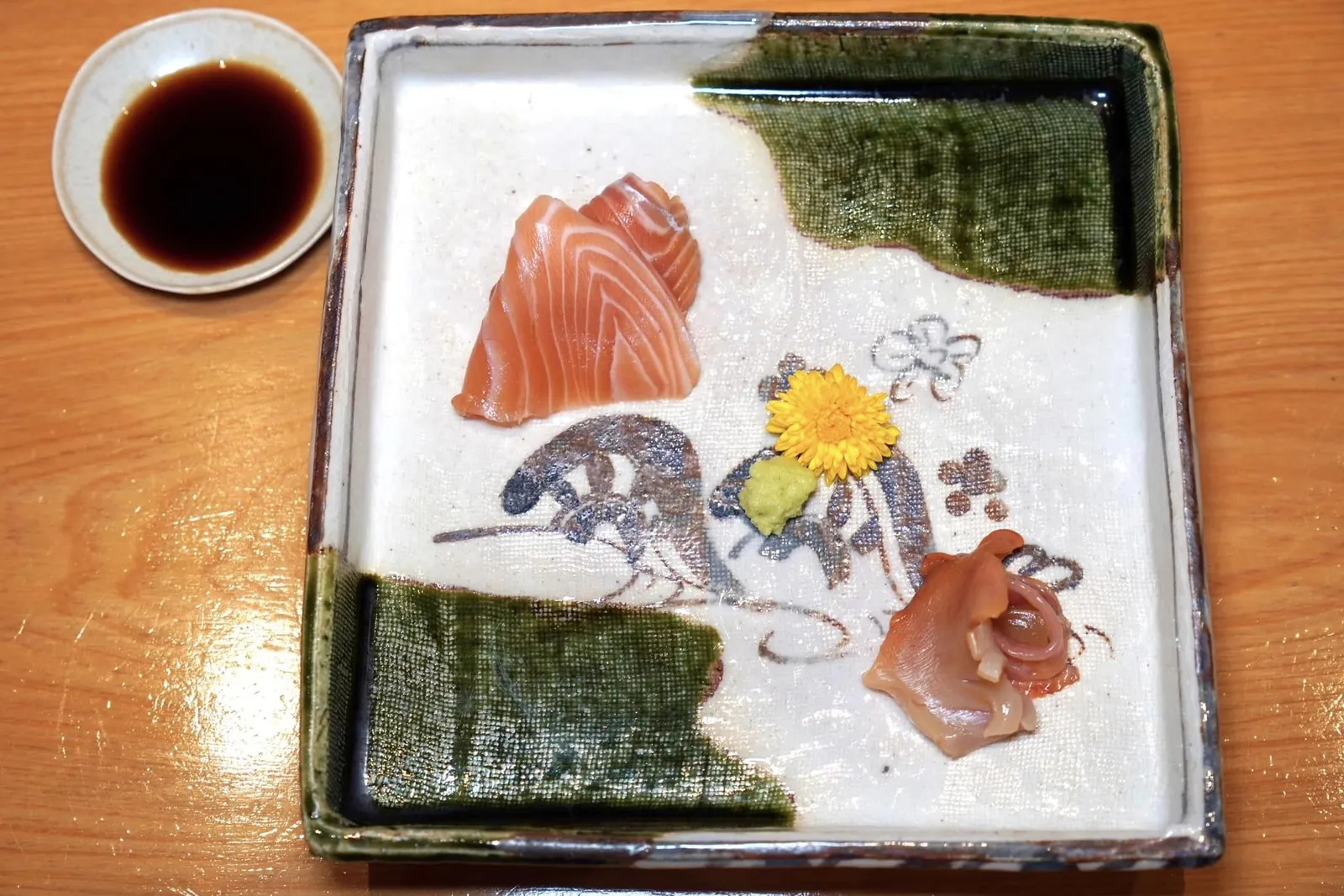 SAKURA MASU & AKAGAI SASHIMI Cherry trout from Yamanashi and Japanese ark shell from Miyagi ต่อด้วย “ซาชิมิ” ตามฤดูกาลในวันนี้เชฟนำเสนอมาสองอย่างคือ Sakura Masu จากเมือง Yamanashi ซึ่งเป็นปลาในวงศ์ Salmonidae แต่กลับให้เนื้อสัมผัสที่นุ่มและอัตราส่วนไขมันที่น้อยกว่าปลาแซลมอนที่เราคุ้นเคยกันอย่างชัดเจน อีกชนิดหนึ่งคือ Akagai ขากเมือง Miyagi เคี้ยวกรึบเข้ากันกับซอสโชยุและวาซาบิมาก ๆ