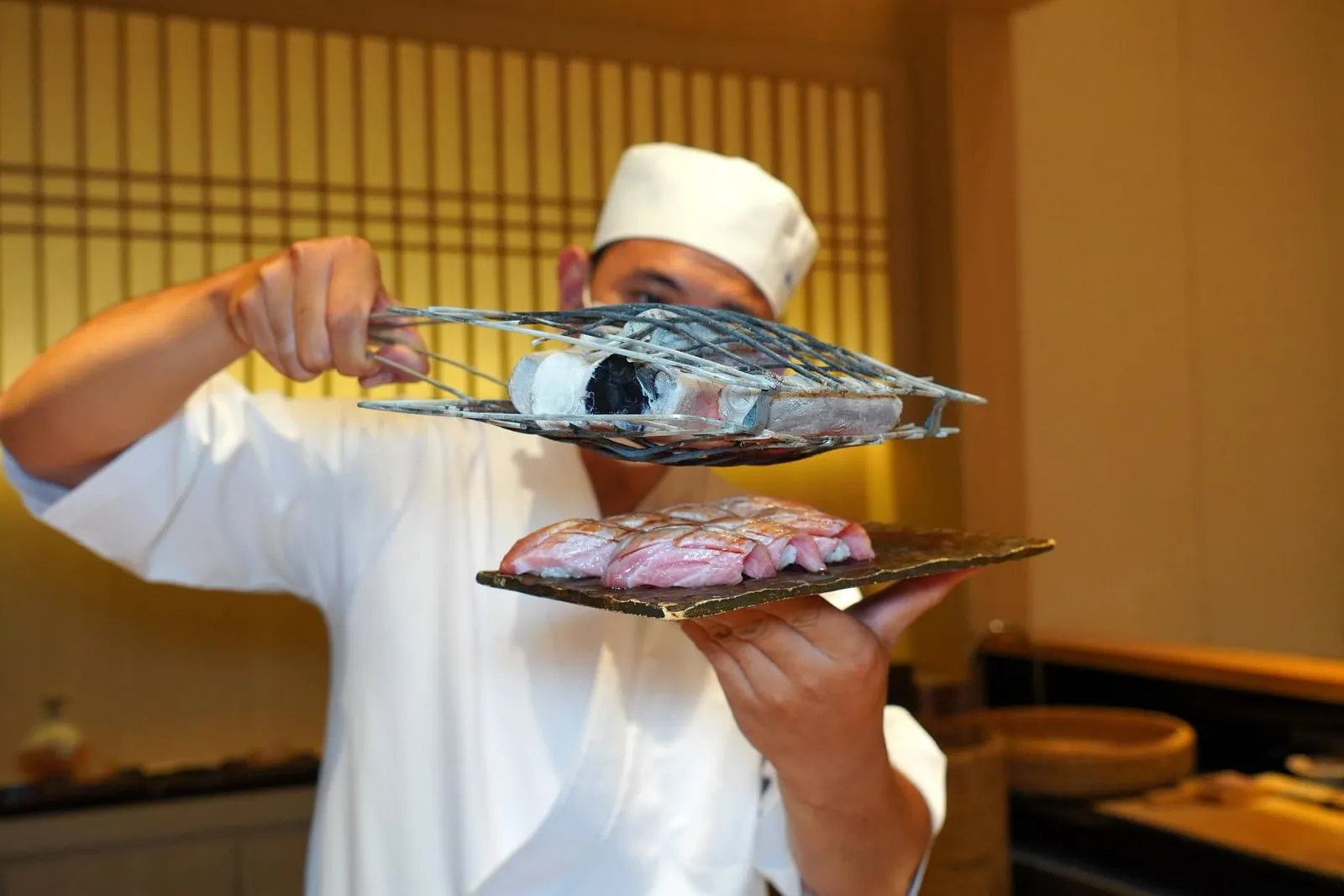 MAGURO Bluefin tuna, fatty part, sourced by Yamayuki the Tuna King “โอโทโร่” หรือท้องของปลาทูน่าส่วนไยมันสูง เชฟนำมา Aburi หรือการผ่านความร้อนฝั่งเดียวโดยใช้ถ่าน Binchōtan เพื่อให้ระดับความร้อนคงที่