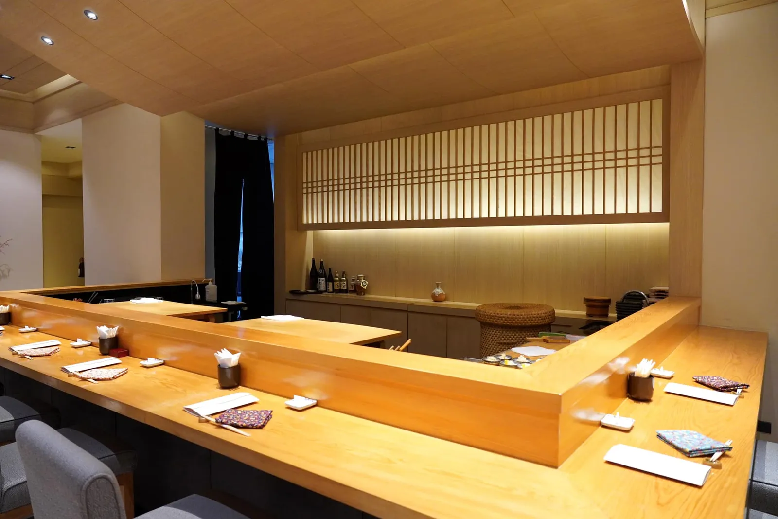 ห้องจัดเสิร์ฟอาหารหลักตกแต่งในแบบ Zen สังเกตได้จากเคาน์เตอร์ซูชิรูป U Shaped ขนาดใหญ่ทำมาจากไม้ Hinoki ล้อมรอบตัวเชฟราวกับเป็นเวทีการจัดแสดงทางอาหารชั้นยอด
