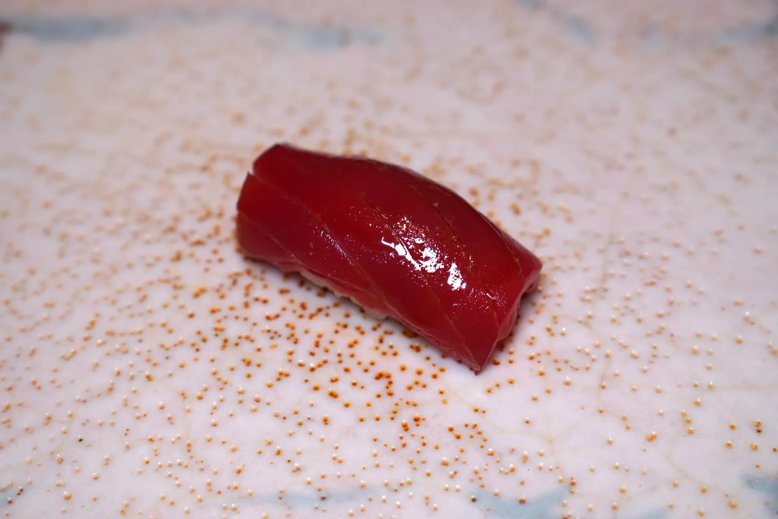 MAGURO Bluefin tuna sourced by Yamayuki the Tuna King “อะกามิ” หรือท้องปลาทูน่าส่วนไขมันน้อยเชฟนำไปผ่านกระบวนการ Shoyuzuke หรือการหมักซอสจับคู่กับข้างที่มีกลิ่นหอมของ Yuzu อ่อน ๆ เข้ากันได้อย่างไร้ที่ติ