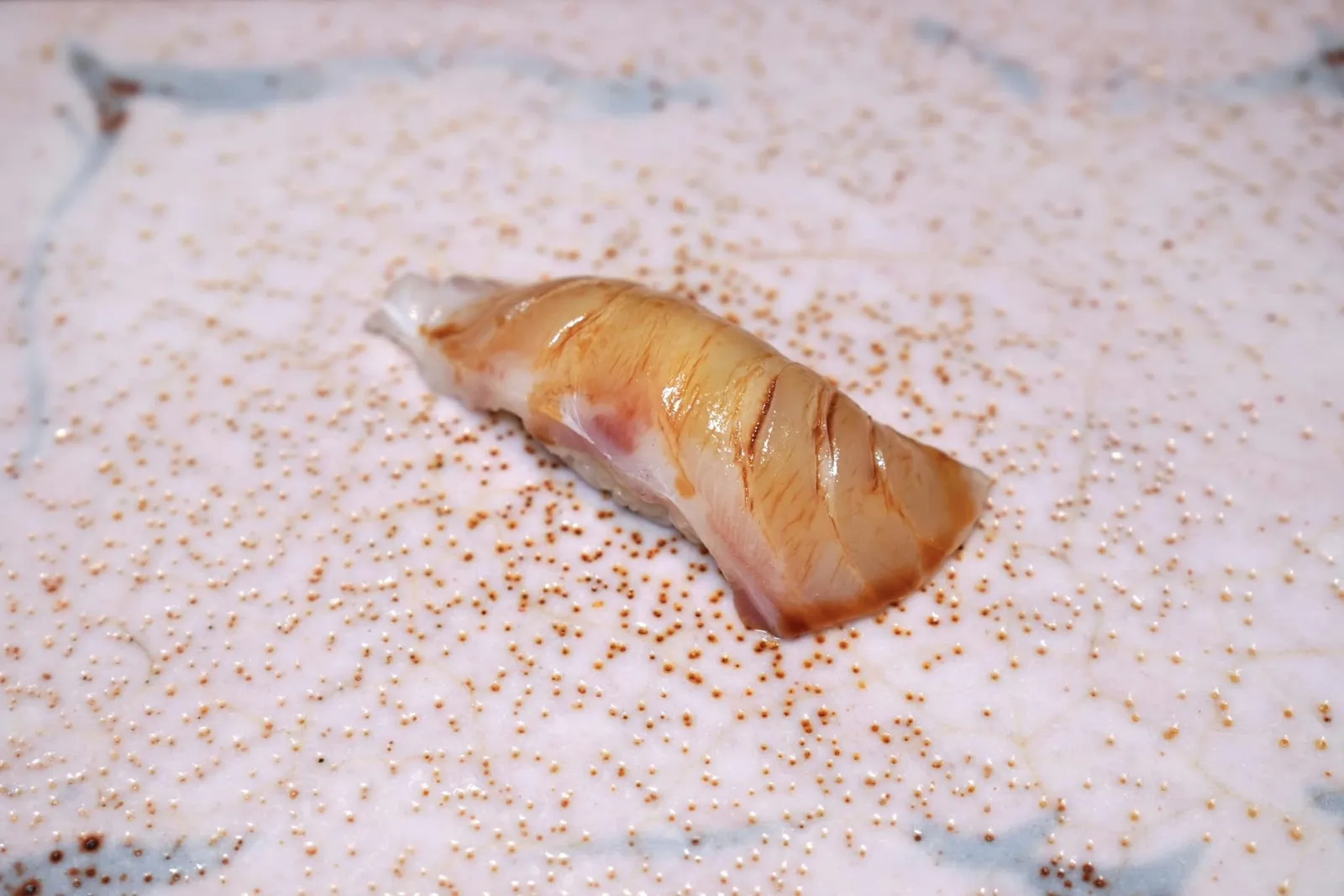 ISHIGAKI DAI Spotted Knifejaw from Kyushu “อิชิกากิได” จากจังหวัด Kyushu ที่เชฟนำไปบ่มนาน 5 วันเพื่อให้ได้รสชาติที่เข้มข้นและเนิ้อสัมผัสที่หนึบแต่ยังคงความครีมมี่อยู่ ด้านบนทาด้วยซอสบาง ๆ เติมแต่งรสชาติของปบาเนื้อขาวให้มีความชัดเจนมากขึ้น