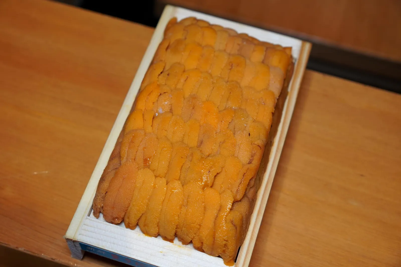 UNI Sea urchin from Hokkaido เพียงแค่แรกเห็นเราก็ทราบได้ทันทีว่า Sushi Ichizu คัดสรรวัตถุดิบพรีเมี่ยมมาเสิร์ฟให้ลูกค้าเพราะทางร้านเลือกใช้ “บาฟุนอูนิ” ของแบรนด์ Akiyama จากเกาะ Hokkaido ซึ่งนับเป็นหนึ่งในผู้ผลิตอูนิที่ดีที่สุดในญี่ปุ่นเลยก็ว่าได้