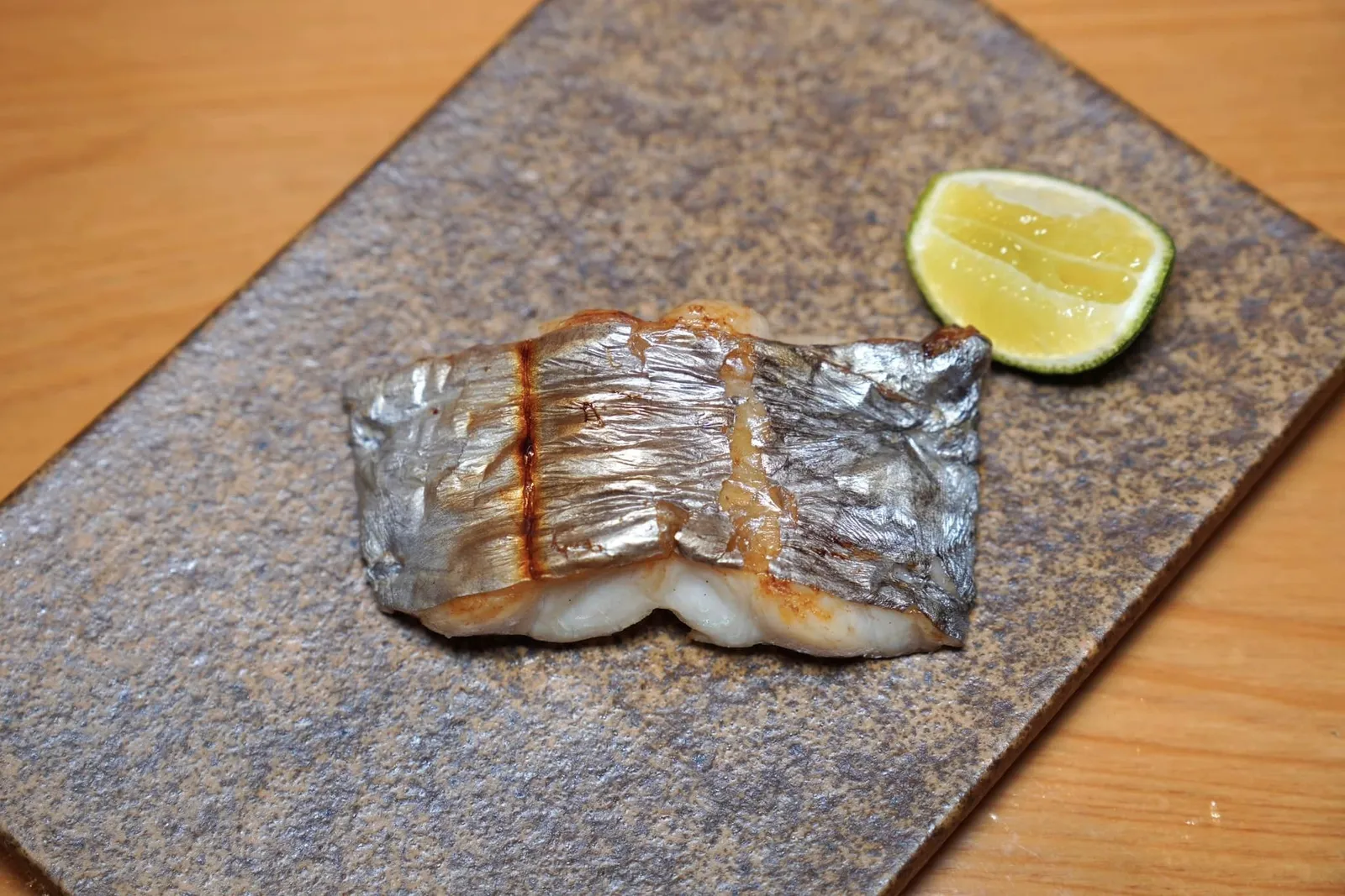 TACHIUO YAKI Silver beltfish from Kanagawa “ทาชิอูโอ” หรือปลาดาบเงินจากเมือง Kanagawa ย่างจนหนังกรอบในขณะที่เนื้อปลาเบาและฟูคล้ายสำลี เชฟแนะนำให้ชิมรสของปลาดูก่อนจะบีบ Sudachi หรือมะนาวญี่ปุ่นเพิ่มเติมลงไป