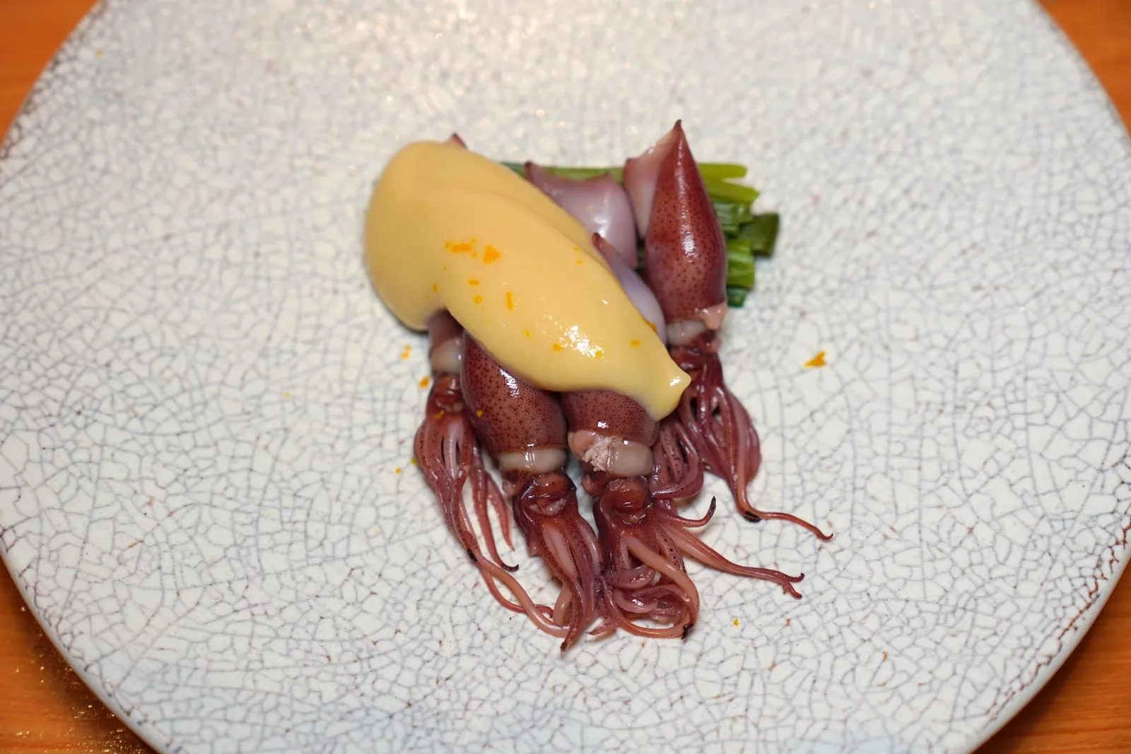HOTARU IKA YUZUMISO firefly squid from Toyama with yuzu sauce จานนี้เชฟนำเสนอสุดยอดวัตถุดิบอย่าง “โฮตารุ อิกะ” หรือหมึกหิ่งห้อยตัวจิ๋วจากอ่าว Toyama ให้เนื้อสัมผัสที่เคี้ยวง่าย ตรงกลางเป็นเครื่องในหมึกหอมมันจับคู่กับซอส Yuzu Miso รสเปรี้ยวช่วยกระตุ้นน้ำย่อยได้เป็นอย่างดี ส่วนด้านล่างคือ Yazai หรือผักเคียงอย่างต้นหอมญี่ปุ่นนั่นเอง