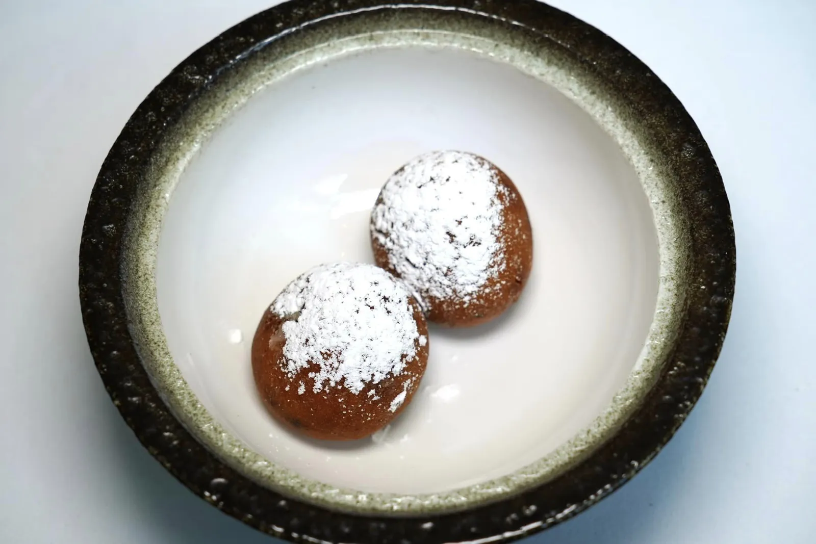 Bunyols de xocolata Chocolate, beignet Beignet มีลักษณะเป็นแป้ง Chox สอดไส้ด้วยซอสช็อกโกแลตอุ่น ๆ โรยด้วยน้ำตาลไอซิ่ง (13/20)