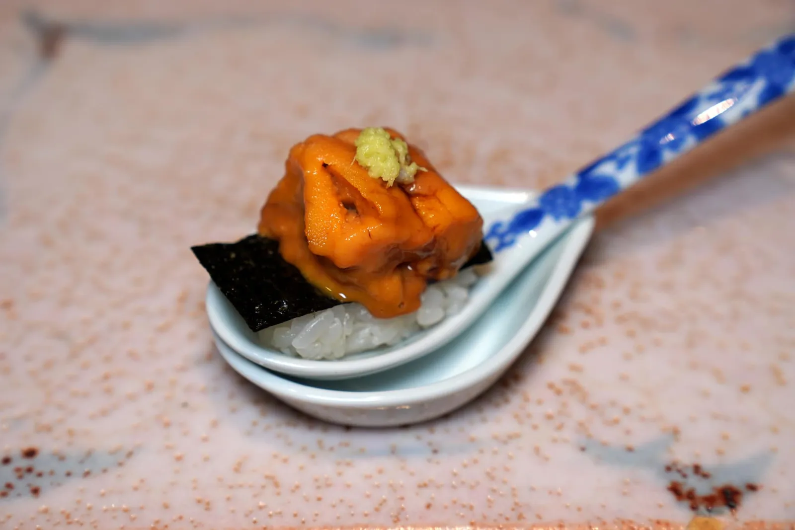 UNI Sea urchin from Hokkaido เชฟเสิร์ฟมาเป็นบนช้อนพร้อมชิม อูนิมีความครีมมี่ หวาน มัน สมกับมาตรฐานอูนิชั้นยอดตัดกันกับความกรอบของแผ่นสาหร่ายโนริและความหนึบของข้าวได้อย่างไร้ที่ติ