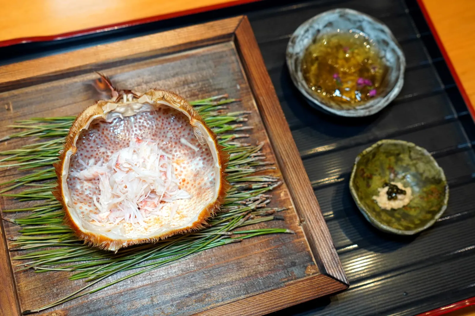 KEGANI Hairy crab from Miyaki with totatsu jelly and ‘miso kani’ “เคกานิ” หรือปูขนนำเข้าจาก Miyaki นำมาฉีกเนื้อเพื่อให้รับประทานได้ง่ายให้รสหวานโดยธรรมชาติ