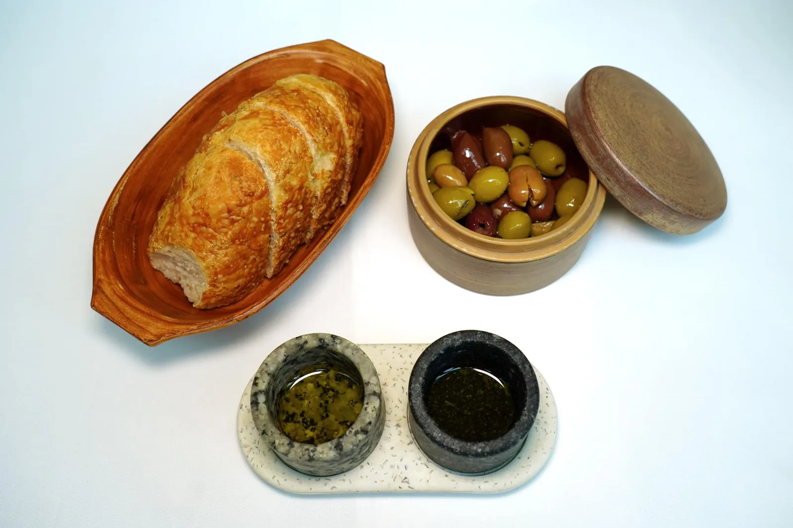 🥄 BREAD ทางร้านนำเสนอขนมปัง Coca Bread สไตล์ Catalan มาคู่กับน้ำมันมะกอก EVO 2 ชนิดที่ให้รสชาติและความหนักเบาแตกต่างกัน นอกจากนี้ยังมี Pickled ให้รับประทานสลับกันอีกด้วย