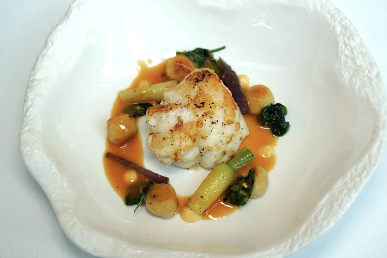 Rap amb suquet Monkfish, suquet sauce, potato อาหารจานหบักจานแรกคือปลา Monkfish ที่แพนเซียจนได้เนื้อสัมผัสนุ่มและหนึบสู้ฟันแต่ไม่เหนียว รอบ ๆ คือแครอทหลากสีตามฤดูกาลวางสลับกันไปกับซอส Aioli ที่เตรียมมาจากกระเทียมและน้ำมันมะกอก เชฟเสริมมิติทางเนื้อสัมผัสด้วยการใส่ Gnocchi มันฝรั่งโฮมเมดนุ่ม ๆ เข้ามาด้วยก่อนจะราด Suquet Sauce สไตล์ Catalan ที่เตรียมมาจากน้ำสต๊อกปลาผสมผสานกับมะเขือเทศและหัวหอมใหญ่นั่นเอง (13/20)