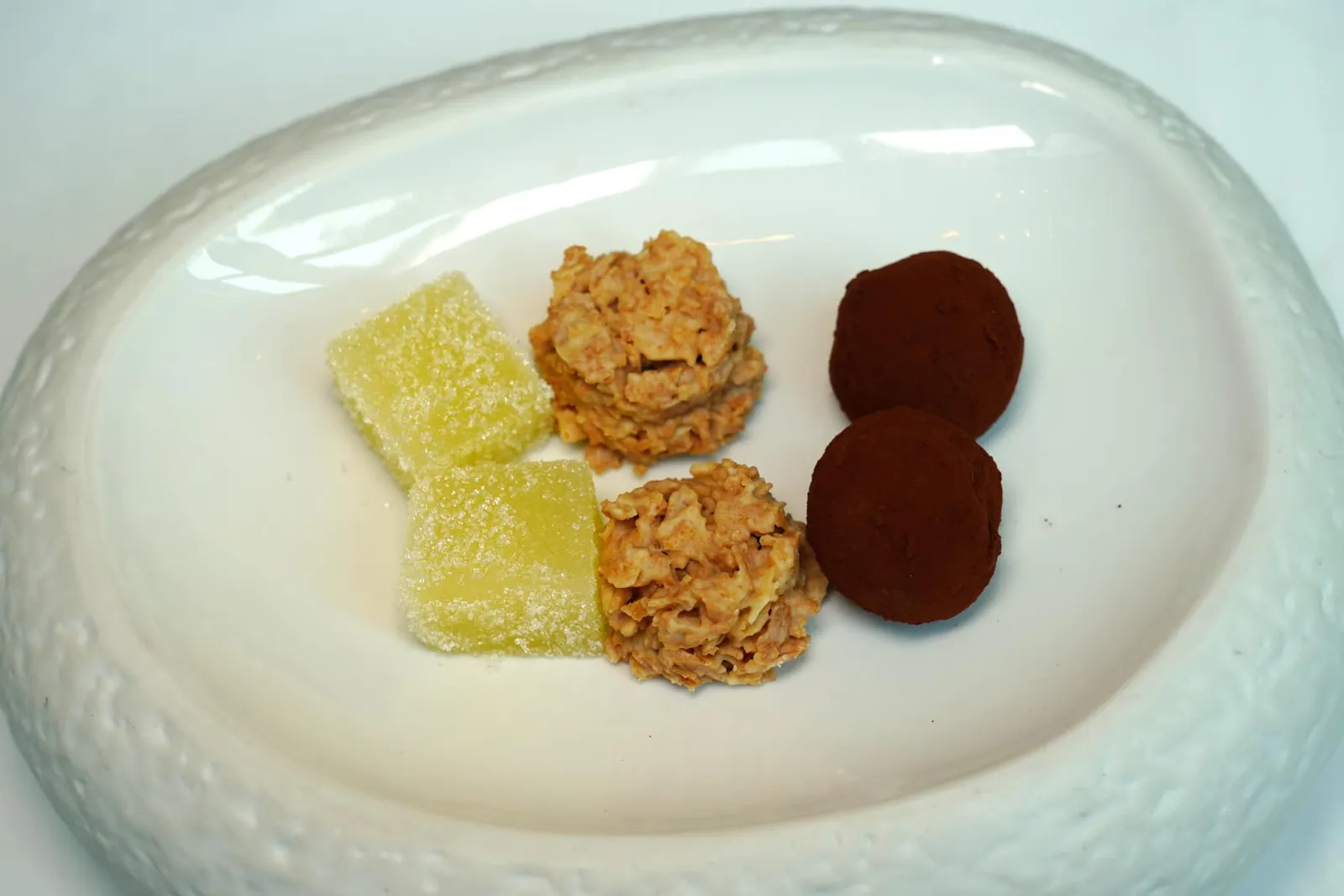 🥄 PETITS FOURS ปิดท้ายด้วยขนมหวาน 3 อย่างคือ Olive Oil Gelatin, White Chocolate Crumble และ Chocolate Truffle