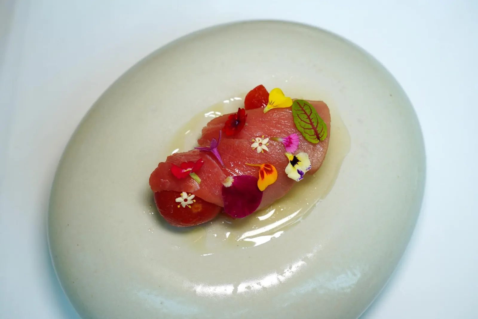 Tomàquets i tonyina Tomato, Chūtoro tuna confit, flower สลัดมะเขือเทศฉ่ำ ๆ พร้อมกับน้ำมะเขือเทศสีใสให้รสชาติเปรี้ยวอุมามิตัดกันกับความมันของปลาทูน่าส่วน Chūtoro ที่กงฟีมาจนนุ่มช่วยเปิดต่อมรับรสและเรียกน้ำย่อยได้เป็นอย่างดี (14/20)