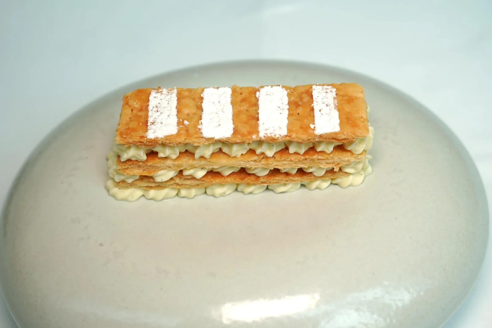 Milfulls de crema Puff pastry, Catalan cream ขนมหวานจานแรกเป็น Millefeuille ประกอบขึ้นจากแป้ง Puff Pastry คั่นกลางด้วย Catalan Cream หอมกลิ่นวานิลลาแล้วโรยด้วยน้ำตาบไอซิ่งอีกทีหนึ่ง (13/20)