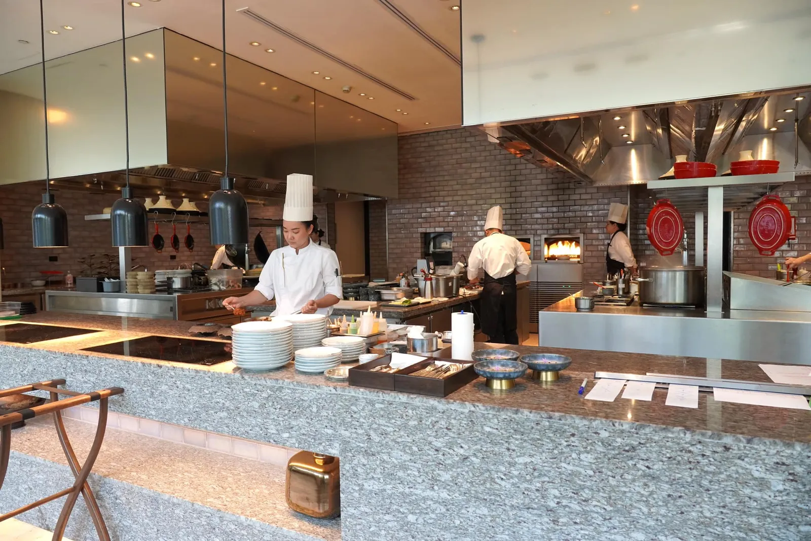 ครัวเปิดแบบ Open Kitchen ทำให้ลูกค้าเกือบทุกโต๊ะสามารถชมทีมเชฟจัดเตรียมอาหารได้ตลอดเวลา