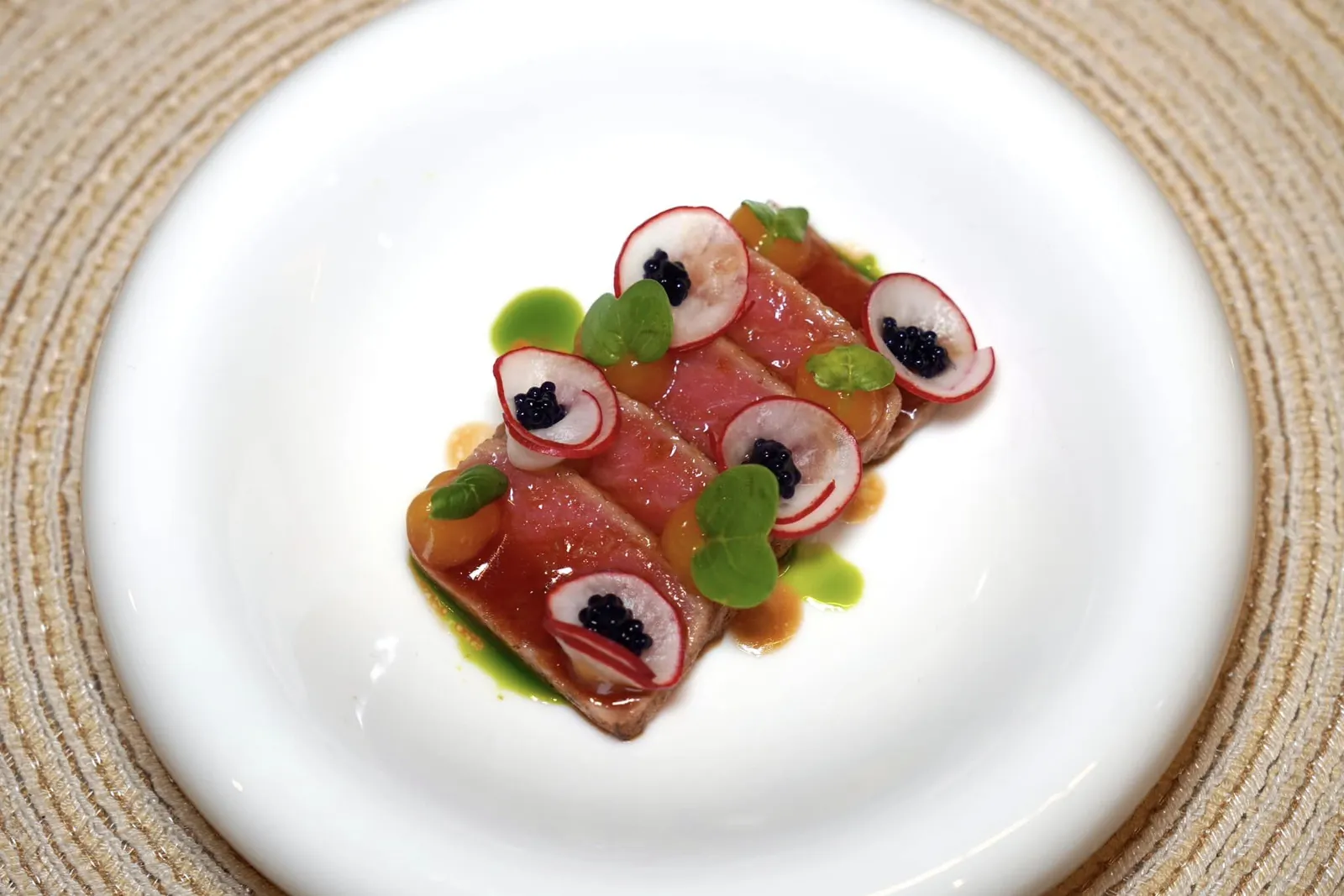 Toro Tuna Yukke with Passionfruit เนื้อปลาทูน่าส่วนท้องหรือ Toro เสิร์ฟมาแบบดิบแต่เชฟเบิร์นผิวด้านนอกให้สุกเพื่อเรียกความหอม นอกจากนี้ยังมีรสเปรี้ยวจากส้มและยูซูช่วยตัดความมันของเนื้อปบาได้ลงตัว องค์ประกอบด้านบนคือแรดิชดองและไข่ปลาลัมป์ฟิชให้รสชาติเค็มนิด ๆ นั่นเอง