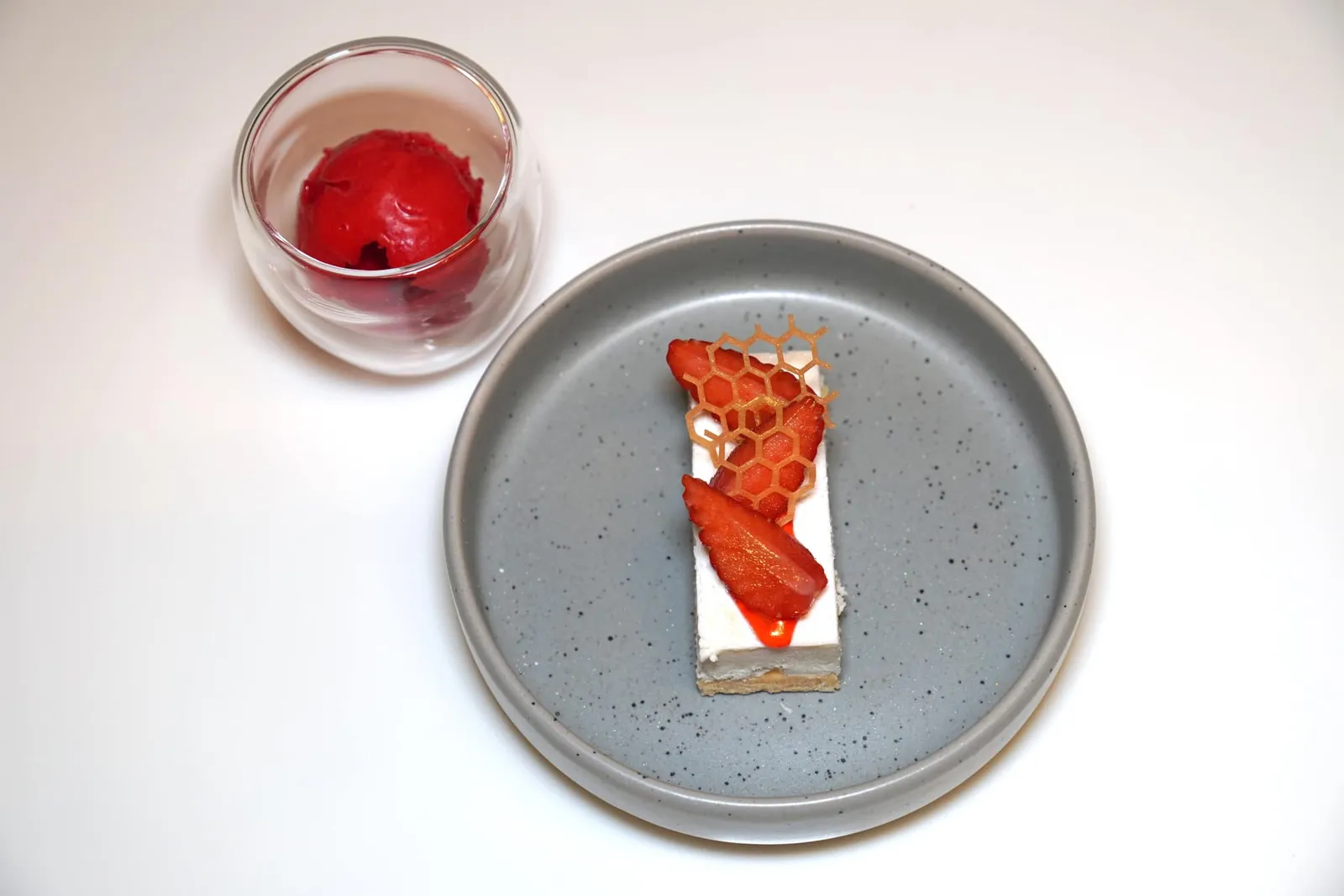 Hokkaido rare cheese cake with Fresh strawberries ปิดท้ายมื้ออาหารด้วยของหวานอย่างฮอกไกโดชีสเค้กท็อปด้วยผลสตรอว์เบอร์รี่สด เชฟนำเสนอมาคู่กันกับ Ispahan Sorbet ที่มีกลิ่นหอมของกุหลาบและลิ้นจี่ล้างปากของคาวได้อย่างหมดจด