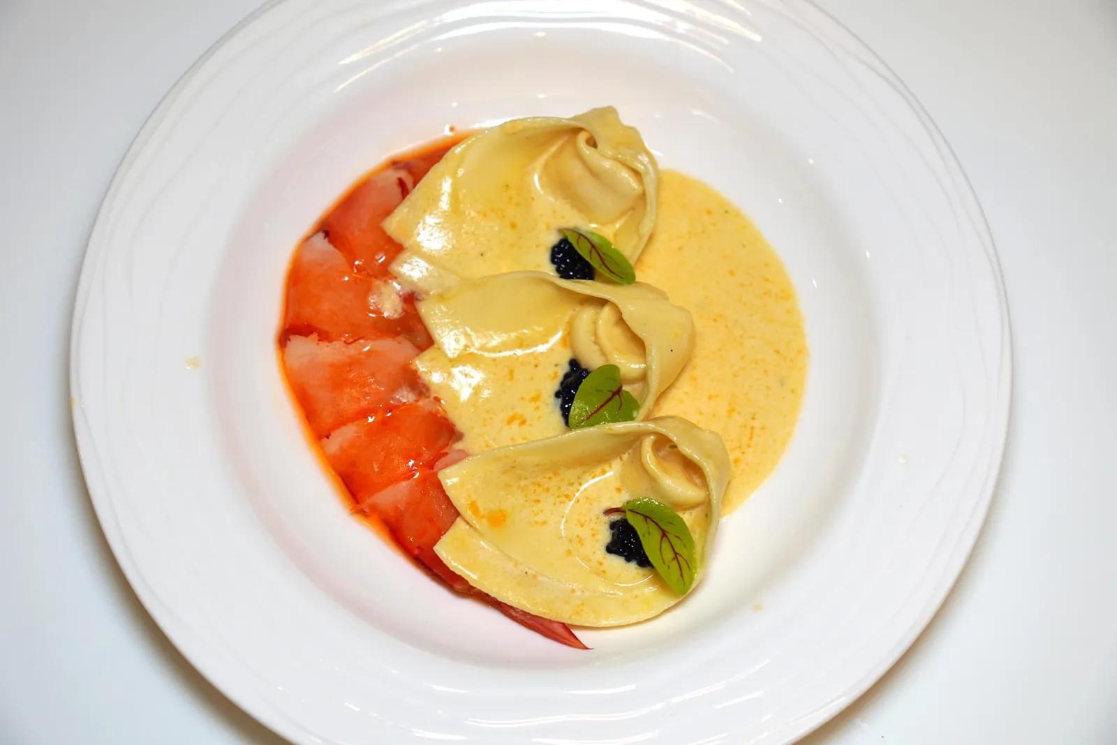 Tiger prawn & Tortellini with Genmaicha sauce กุ้งลายเสือปรุงสุกพอดี เคี้ยวแล้วมีความสู้ฟันเล็กน้อยจับคู่กับซอสที่เชฟผสมผสาน Beurre Blanc แบบดั้งเดิมแต่เพิ่มเติมกลิ่นของชา Genmaicha ลงไปด้วย ตรงกลางคือ Tortellini สอดไส้เนื้อกุ้งที่เชฟได้รับแรงบันดาบใจมาจากร้านหม้อไฟจีนชื่อดังและตัดเลี่ยนด้วยความเค็มเพียงเล็กน้อยจากไข่ปลาลัมป์ฟิชนั่นเอง