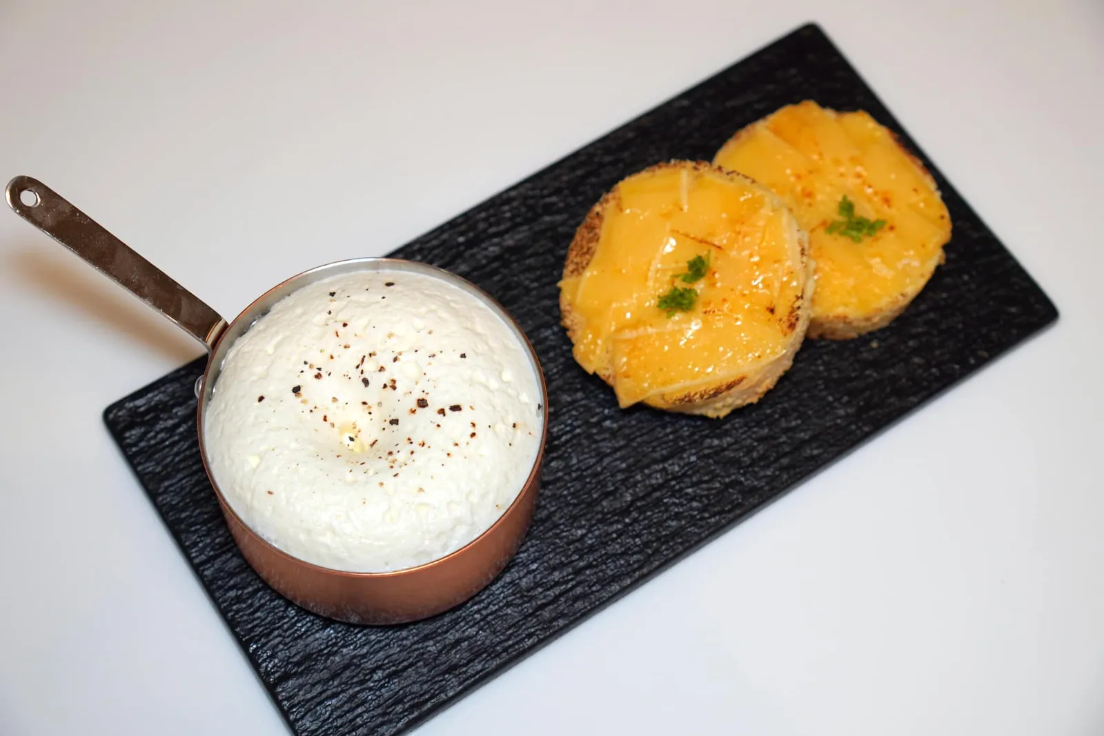 Clarified onion soup with Parmesan foam ข้างกันคือ Parmesan Foam หอม ๆ จับคู่มากับขนมปังอบท็อปด้วย Gauda Cheese ที่เยิร์นไฟจนหอม
