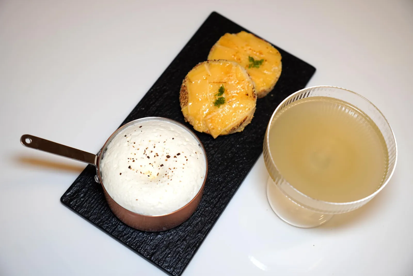 Clarified onion soup with Parmesan foam คอร์สถัดมาเชฟได้หยิบยกเมนูยอดนิยมของอาหารฝรั่งเศสอย่างซุปหัวหอมนำเสนอมาในรูปแบบของตัวเอง