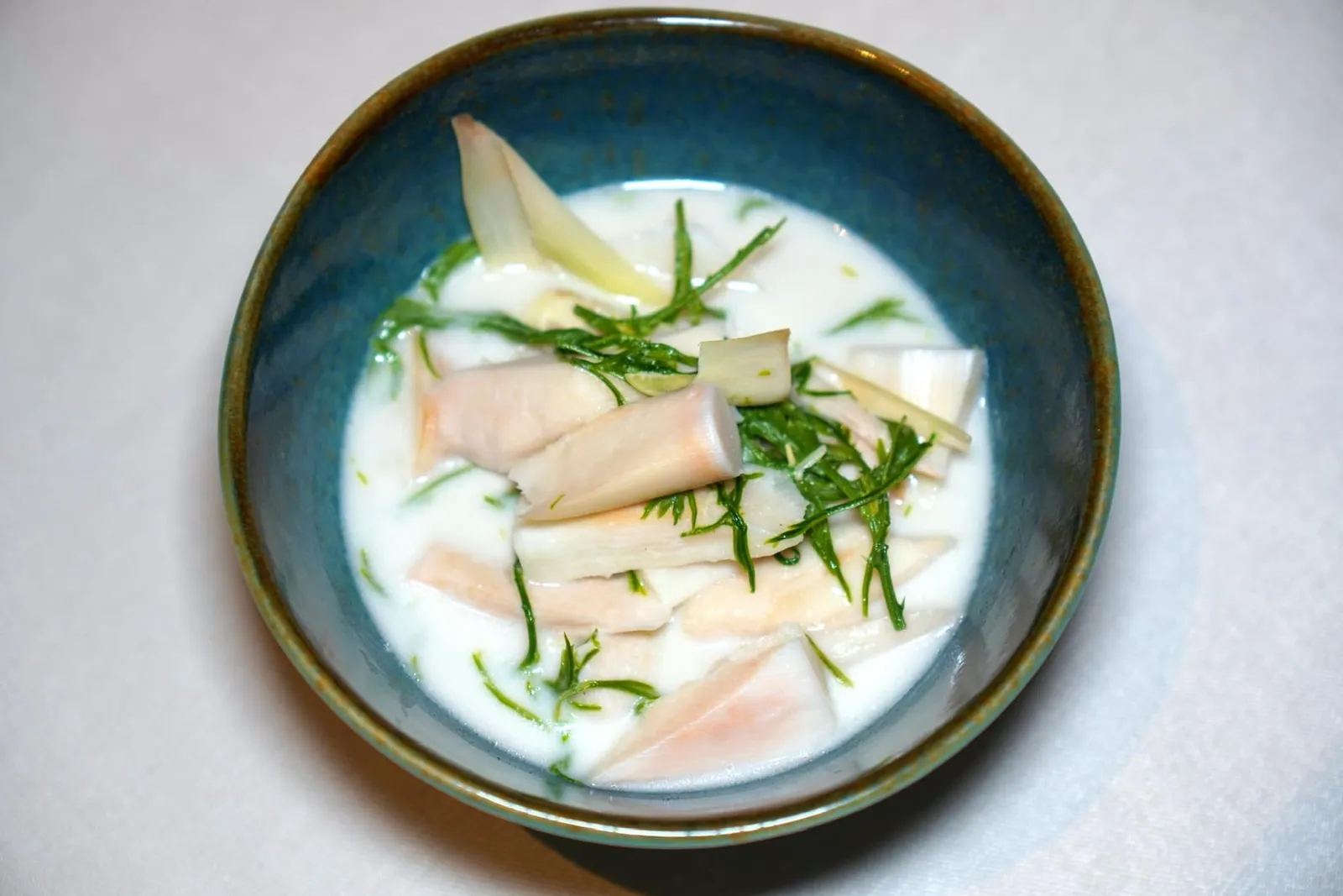 Heart of Palm Boiled in Coconut Cream with Acacia ยอดมะพร้าวต้มกะทิใบชะอม ดับรสชาติเผ็ดด้วยต้มกะทิใส่ยอดมะพร้าวให้ความหอม มัน และรสชาติออกหวานตัดด้วยความฉุนของใบชะอมที่ใส่มาด้วยกัน
