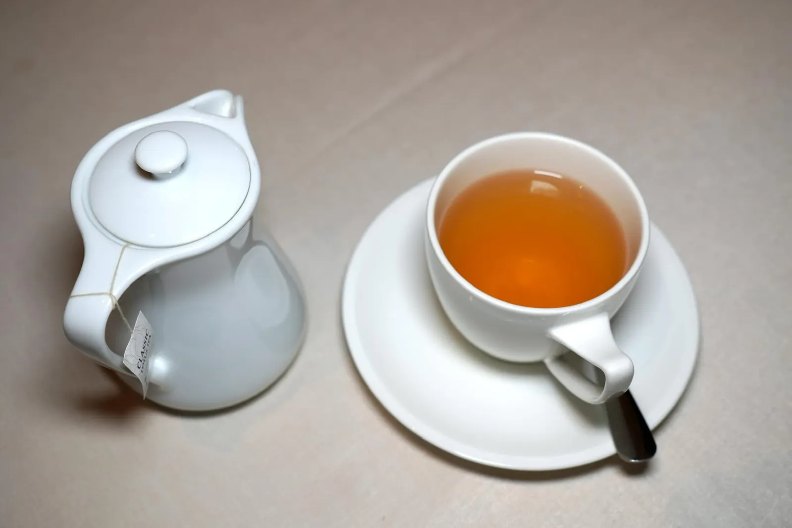 Illy Coffee or Tea by Saro กาแฟ หรือ ชา ในเซ็ตเมนูยังได้รวมราคาชาหรือกาแฟให้อีกคนละ 1 แก้วแล้วอีกด้วย